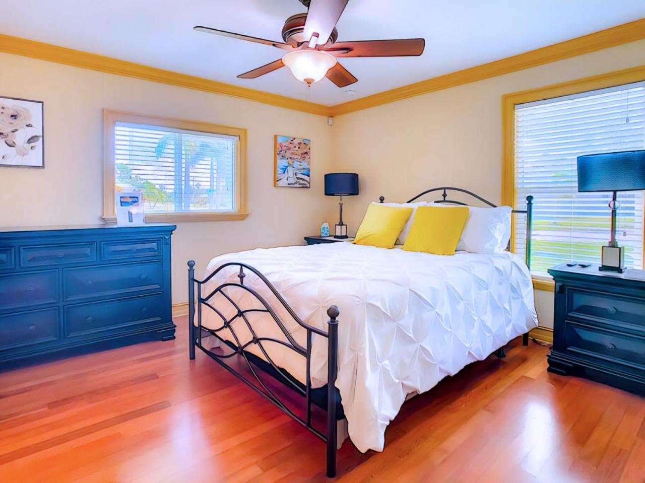 Villa On The Water! Sleeps 12! 2 King Masters, Golf, Fishing, Bbq, Pool, Spa, Pvt Yard