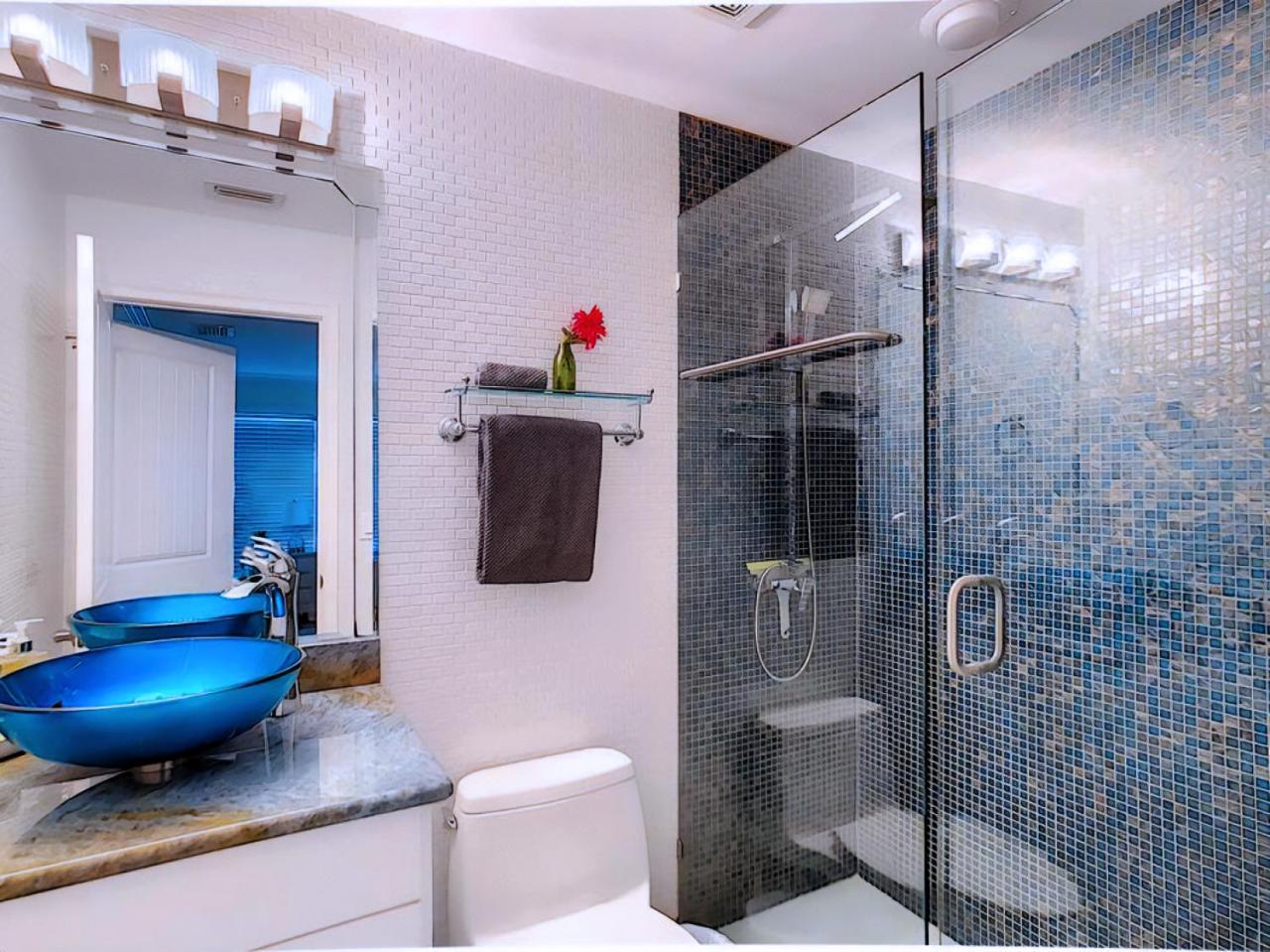 On The Water! Sleeps 12! 2 King Masters, Golf, Fishing, Bbq, Pool, Spa, Pvt Yard Villa
