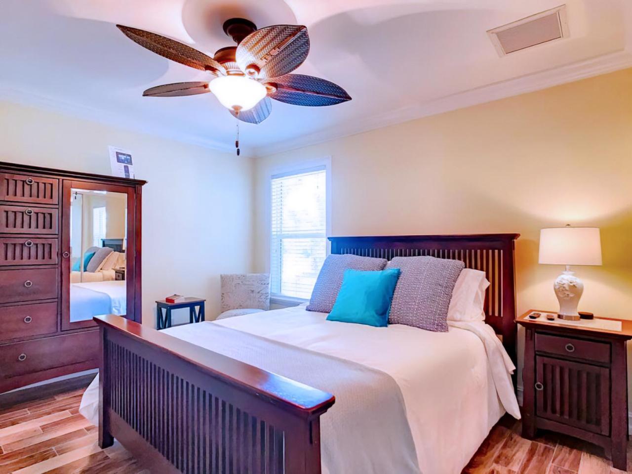 On The Water! Sleeps 12! 2 King Masters, Golf, Fishing, Bbq, Pool, Spa, Pvt Yard * Cape Coral