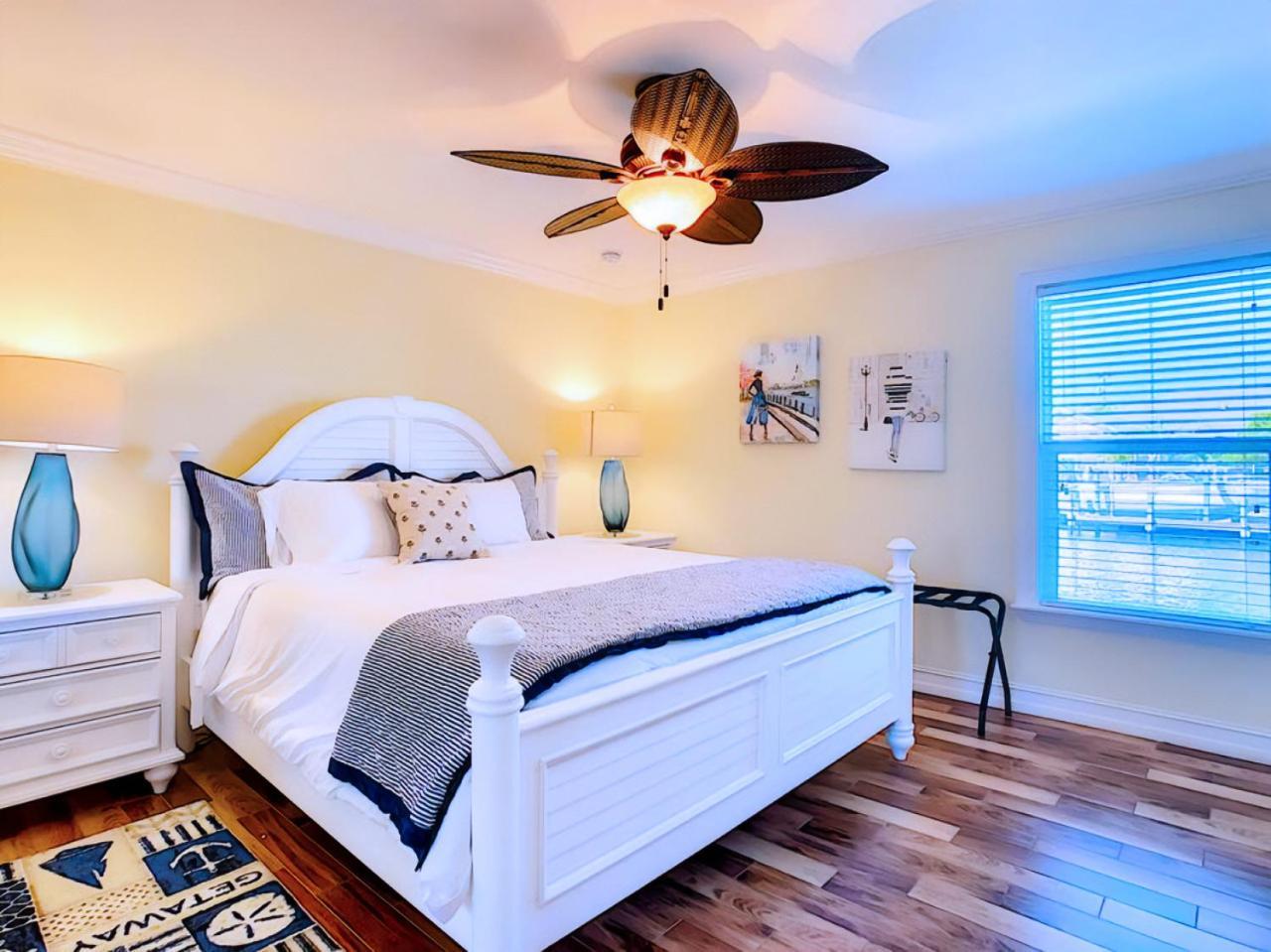 On The Water! Sleeps 12! 2 King Masters, Golf, Fishing, Bbq, Pool, Spa, Pvt Yard *