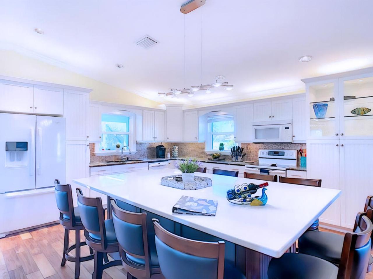 On The Water! Sleeps 12! 2 King Masters, Golf, Fishing, Bbq, Pool, Spa, Pvt Yard *