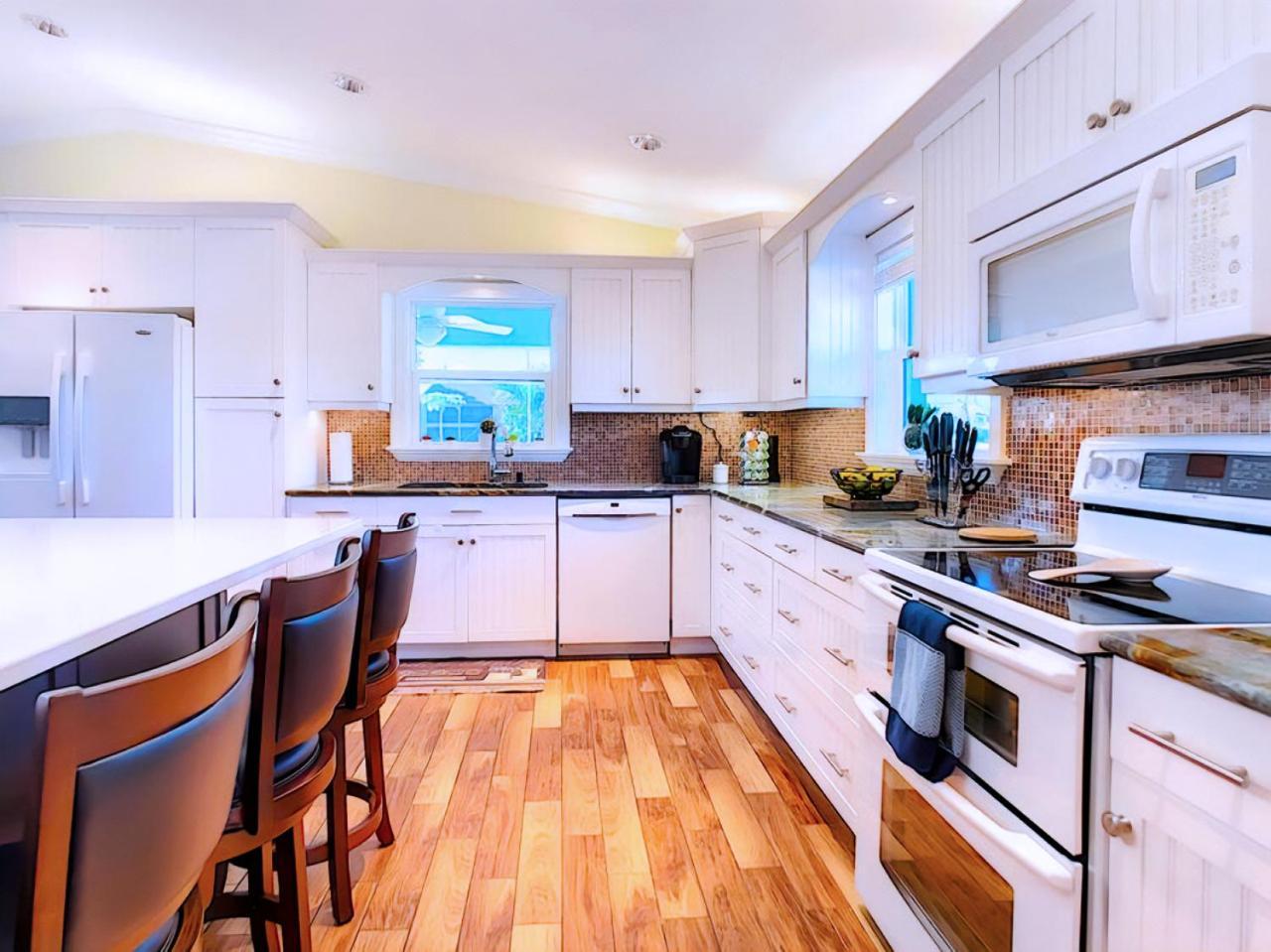 On The Water! Sleeps 12! 2 King Masters, Golf, Fishing, Bbq, Pool, Spa, Pvt Yard