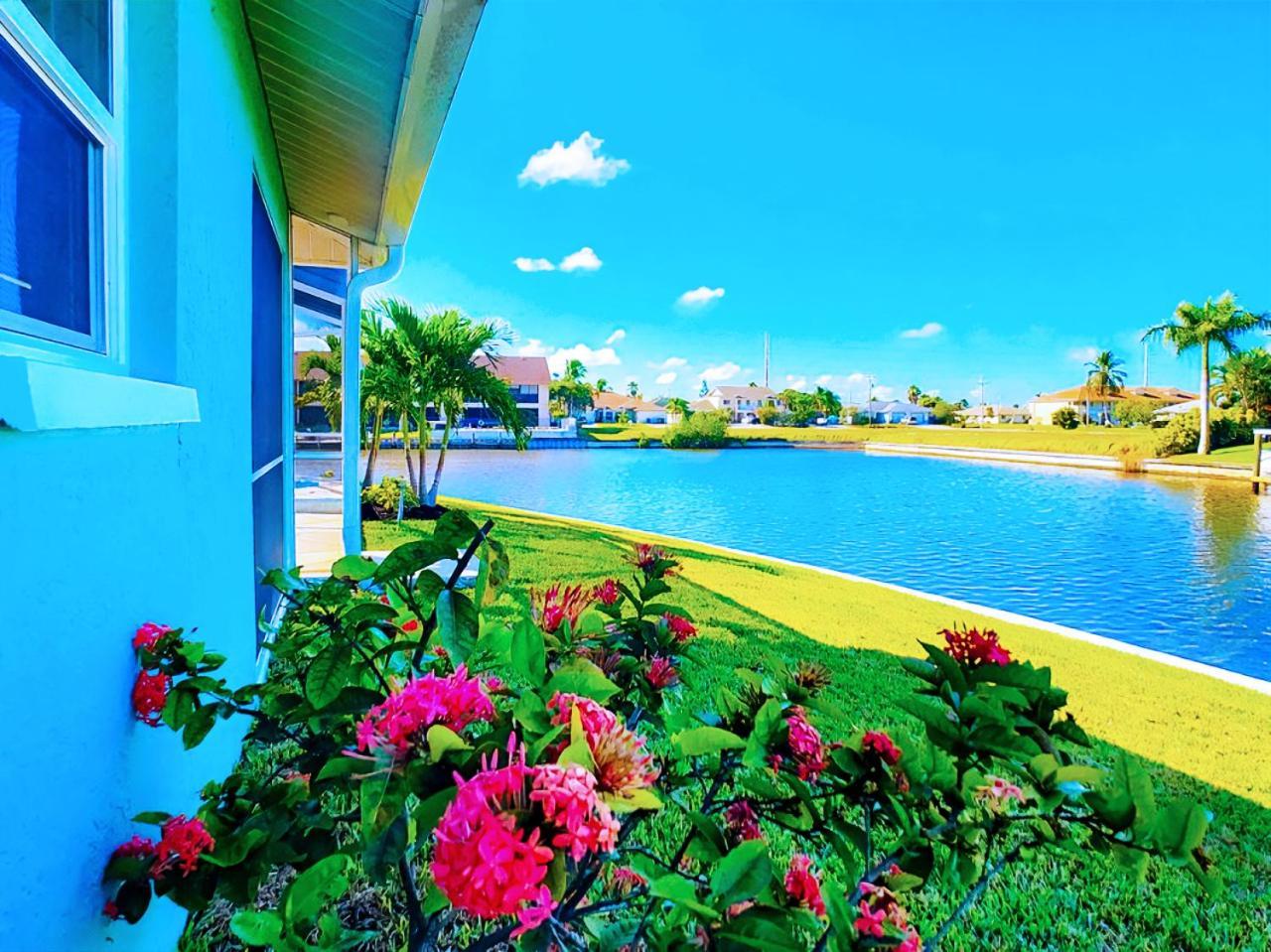 On The Water! Sleeps 12! 2 King Masters, Golf, Fishing, Bbq, Pool, Spa, Pvt Yard Cape Coral