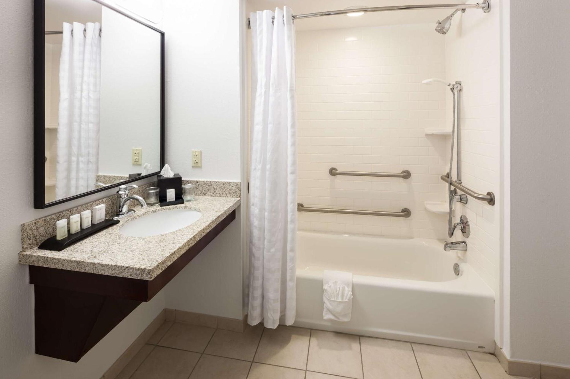Hotel Embassy By Hilton Tampa Brandon