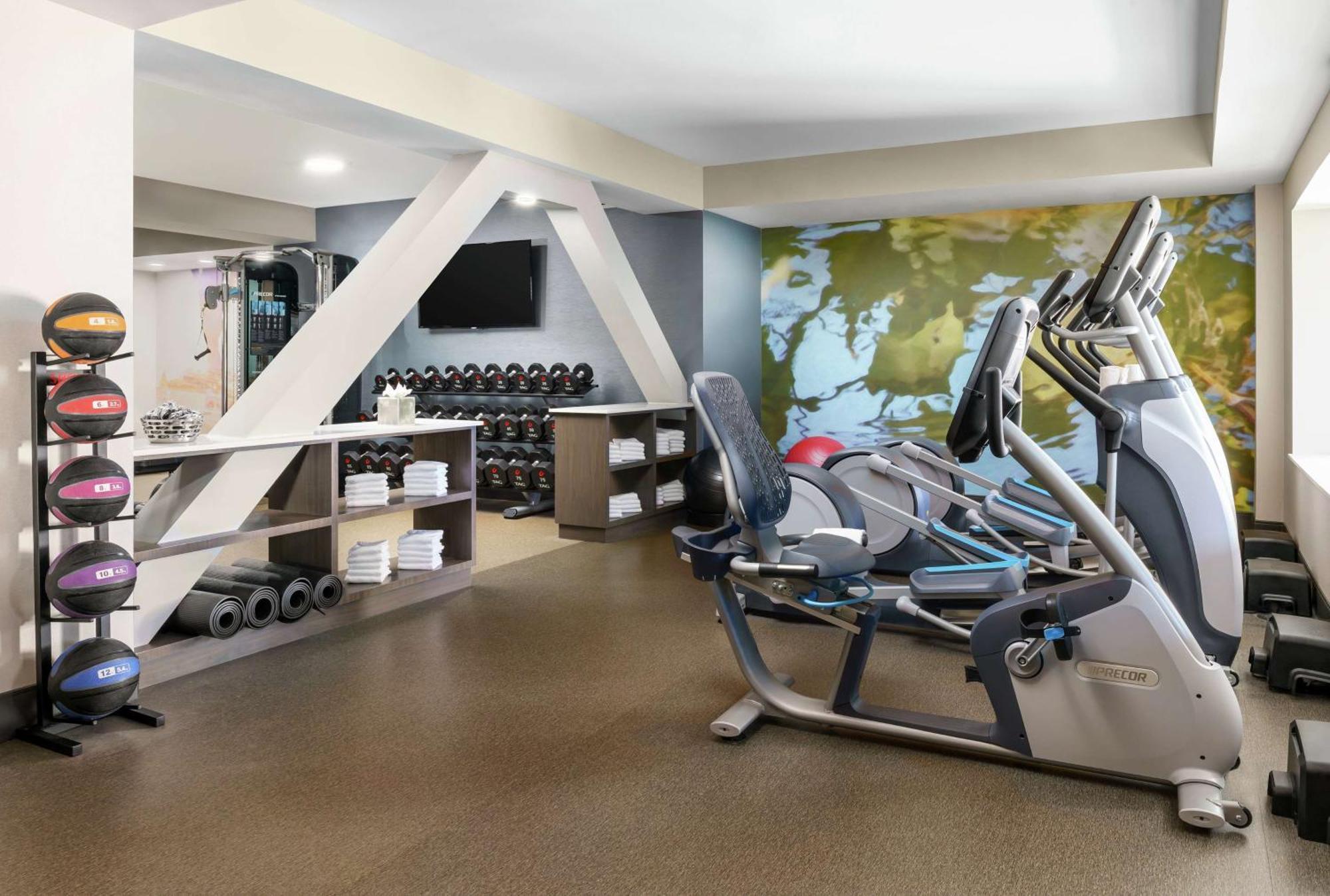 Hotel Doubletree By Hilton Airport 3*
