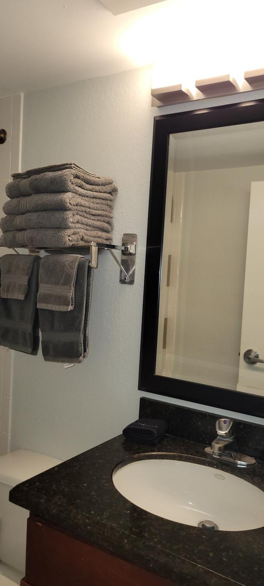 Bay View, Studio206, Steps Away! Pool+wifi Apartment *