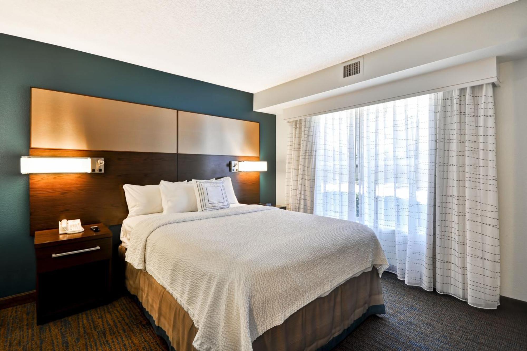 By Marriott Airport Hotel 3*