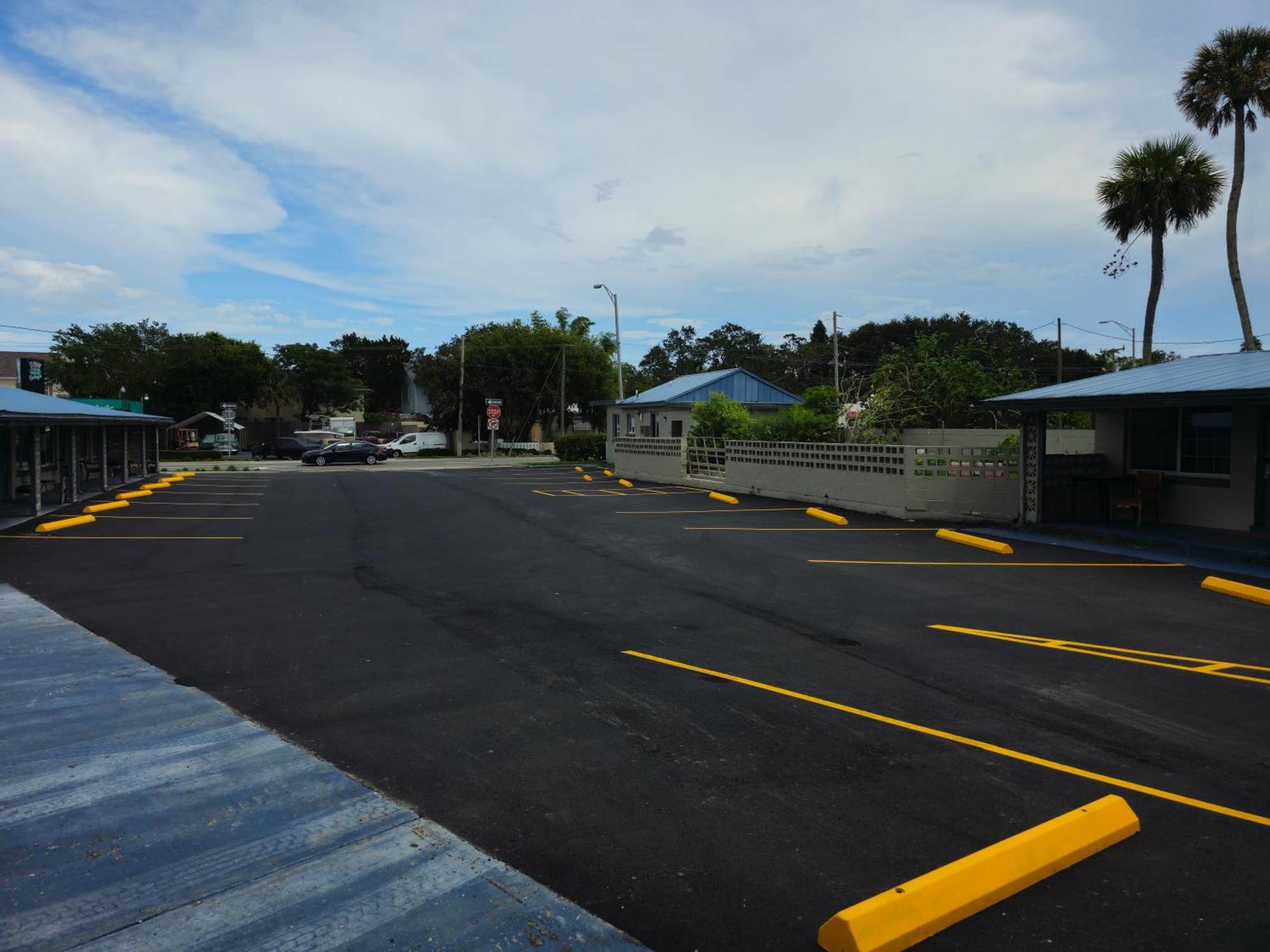 Three Oaks - Motel 2*