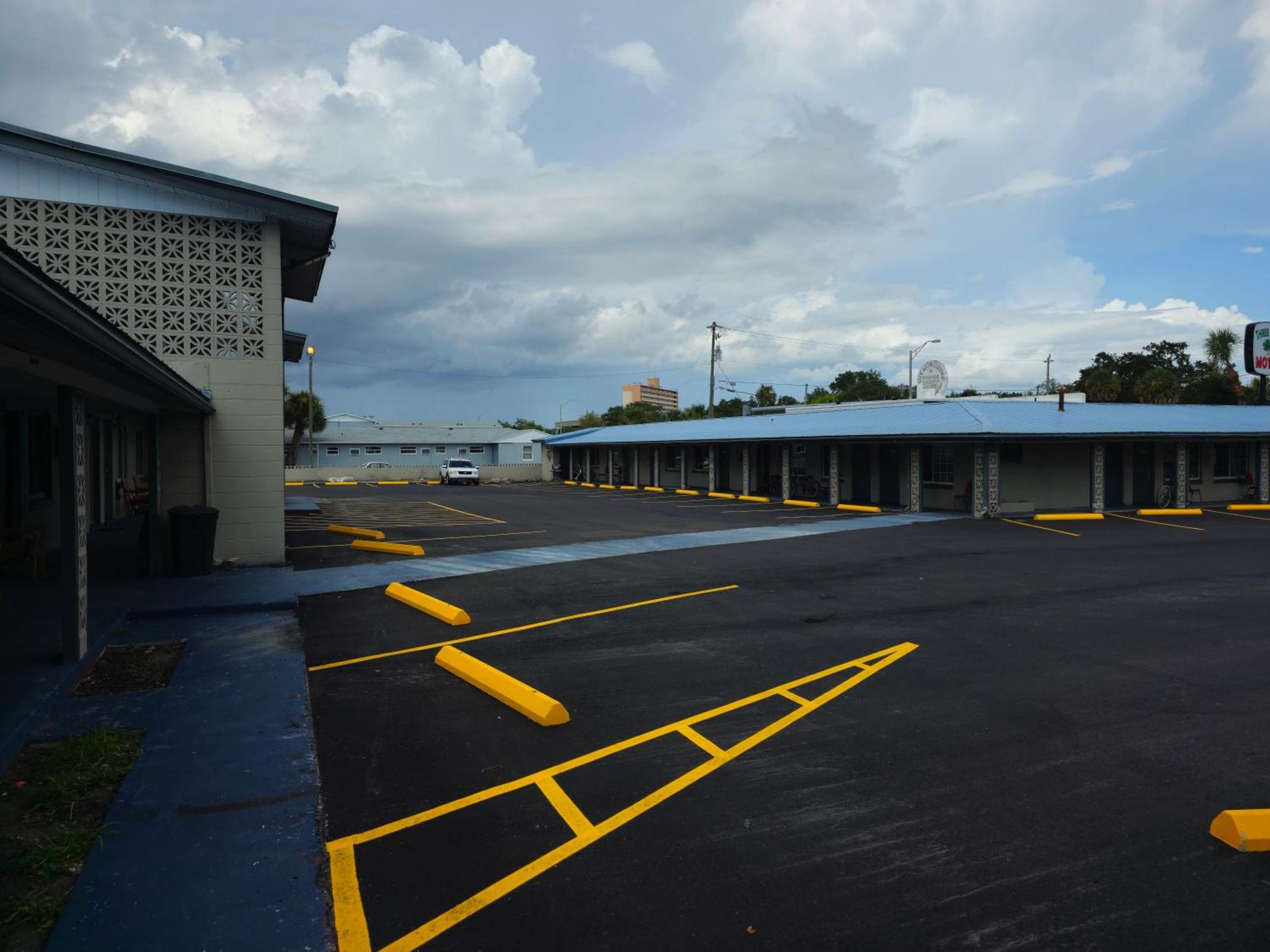 Three Oaks - Motel Titusville
