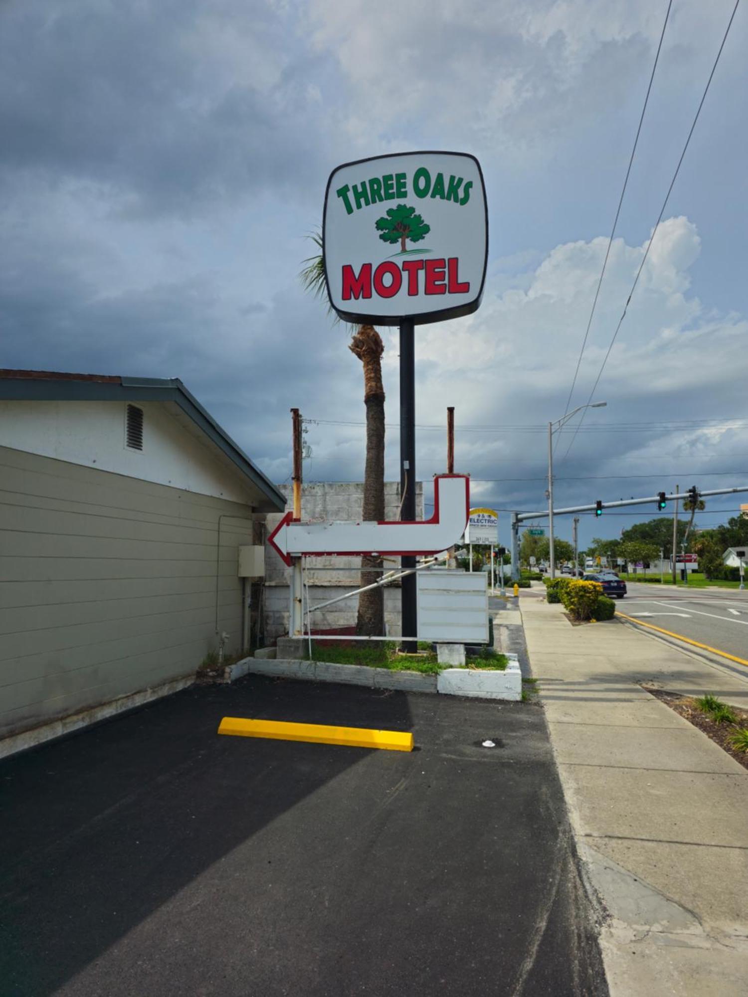 Three Oaks - Motel