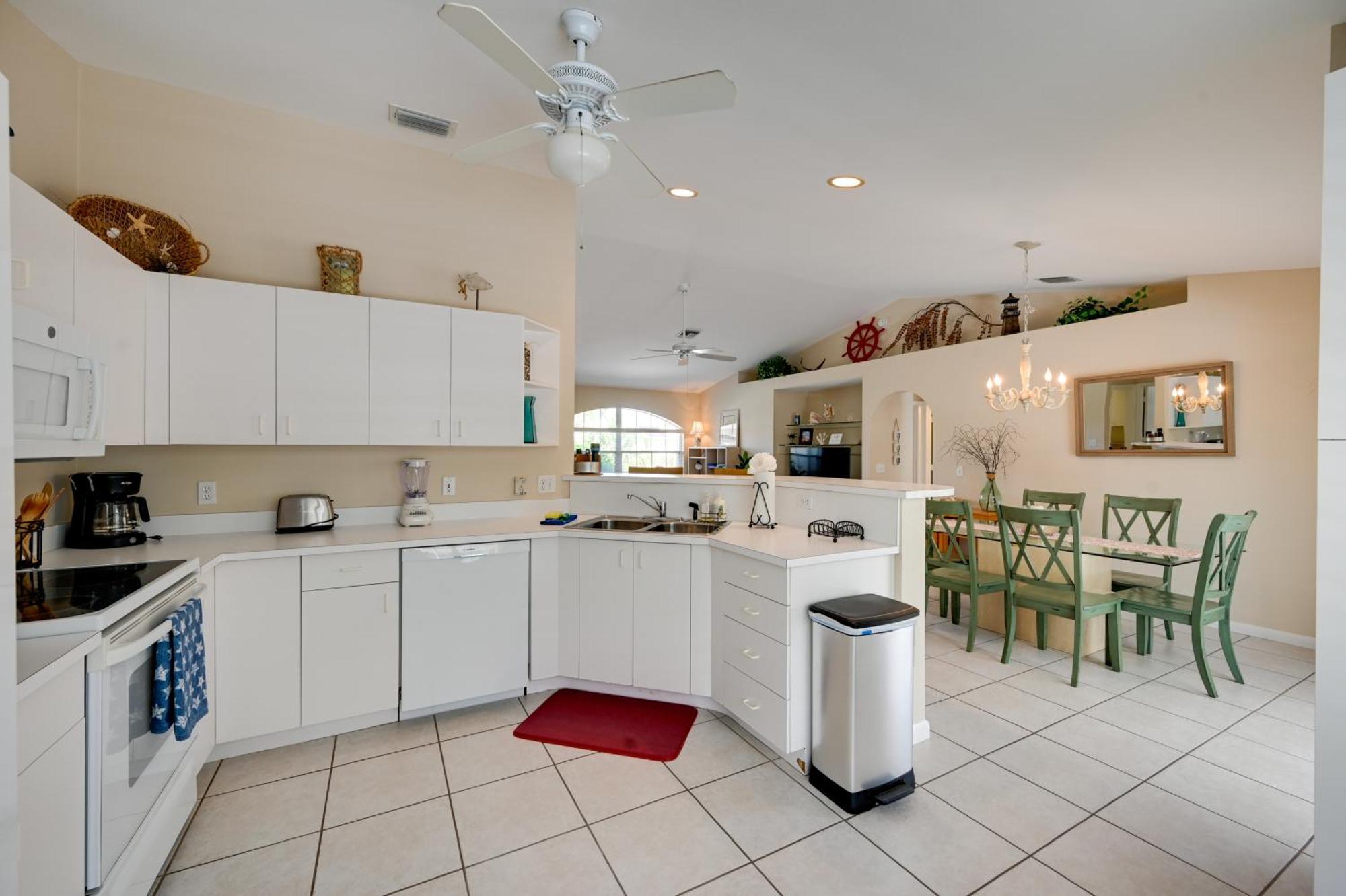 Sunny House Less Than 3 Blocks To Beach! Holiday home *