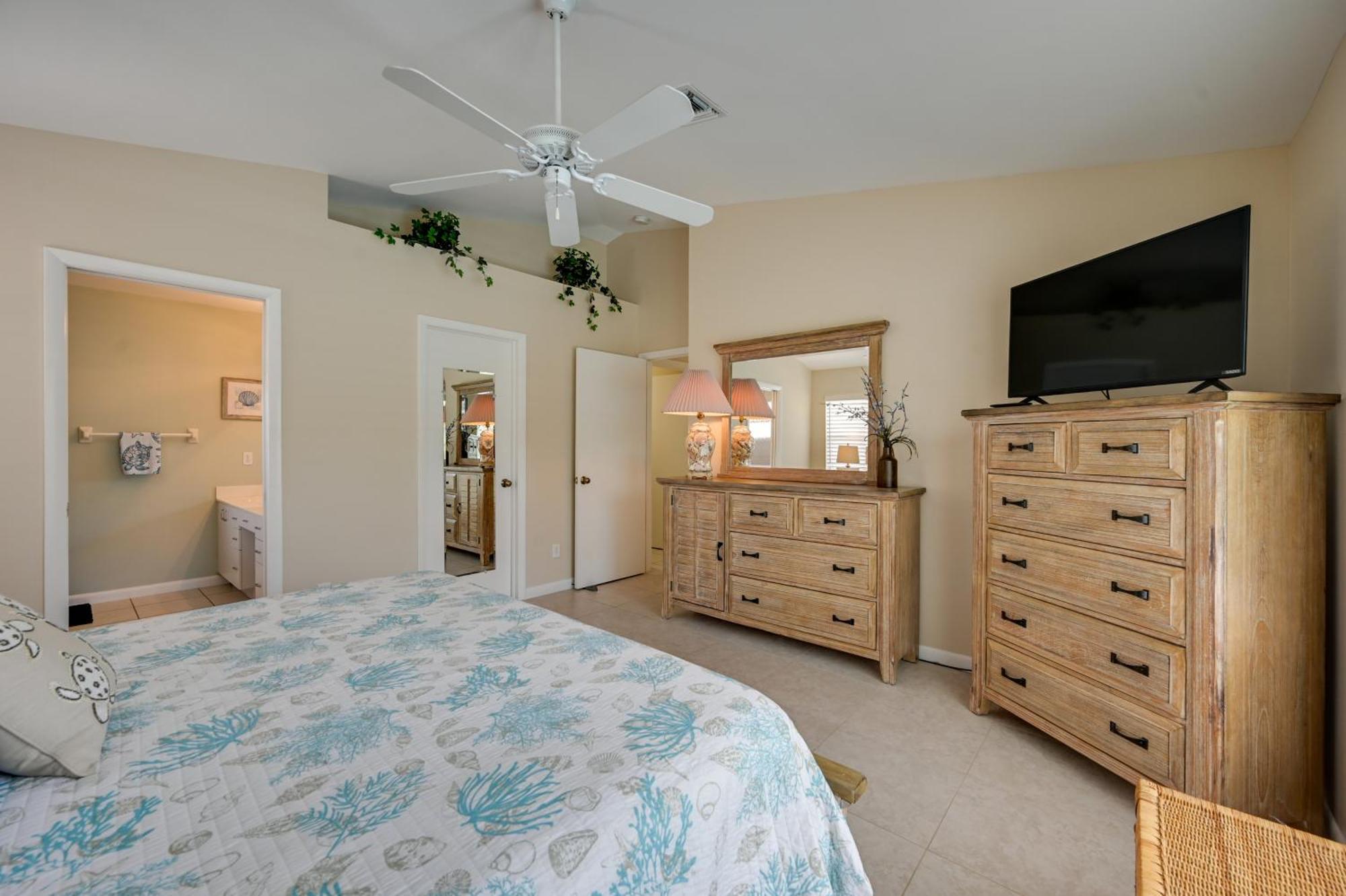 Sunny House Less Than 3 Blocks To Beach! Holiday home