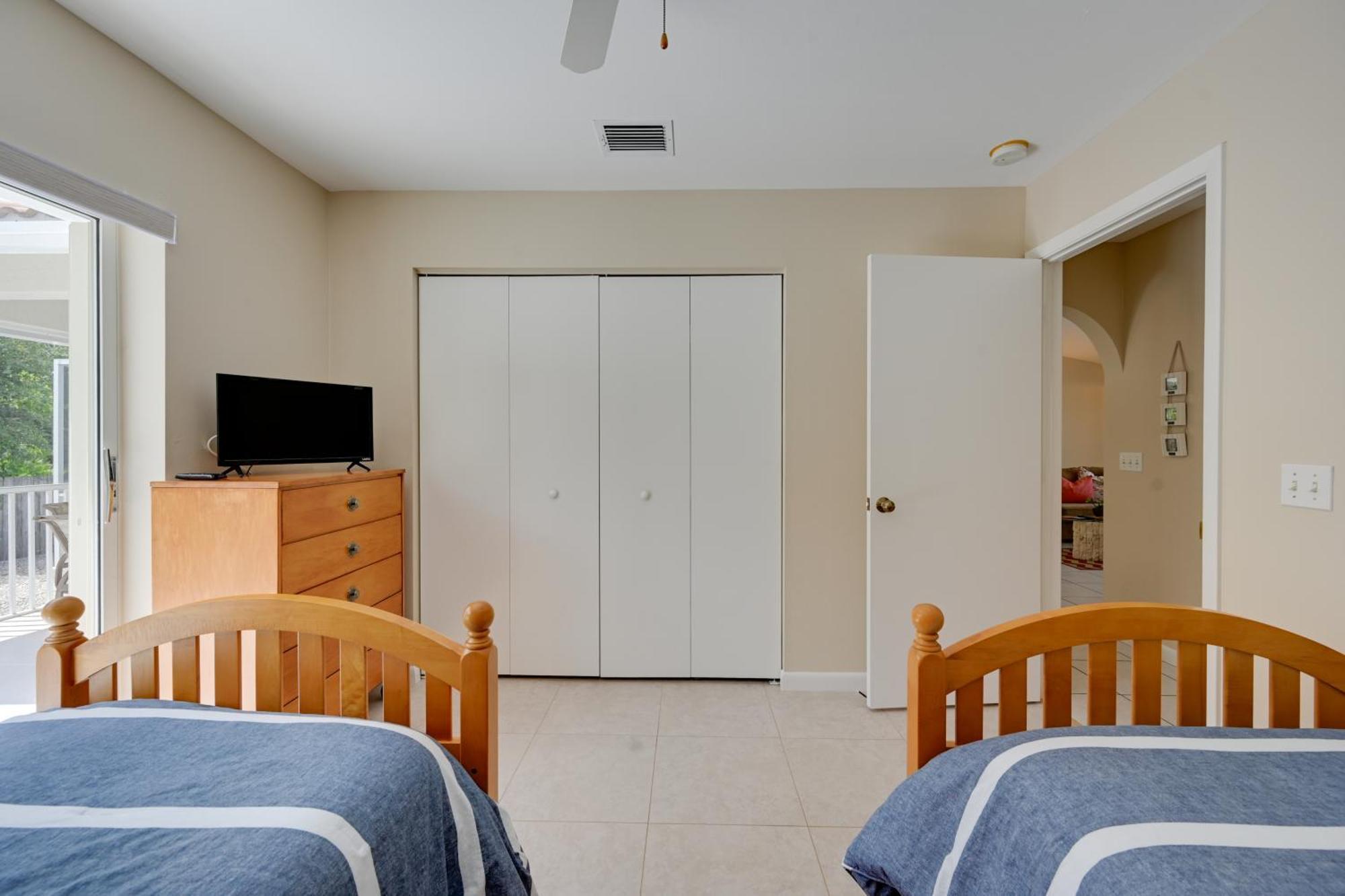 Sunny House Less Than 3 Blocks To Beach! Holiday home Marco Island