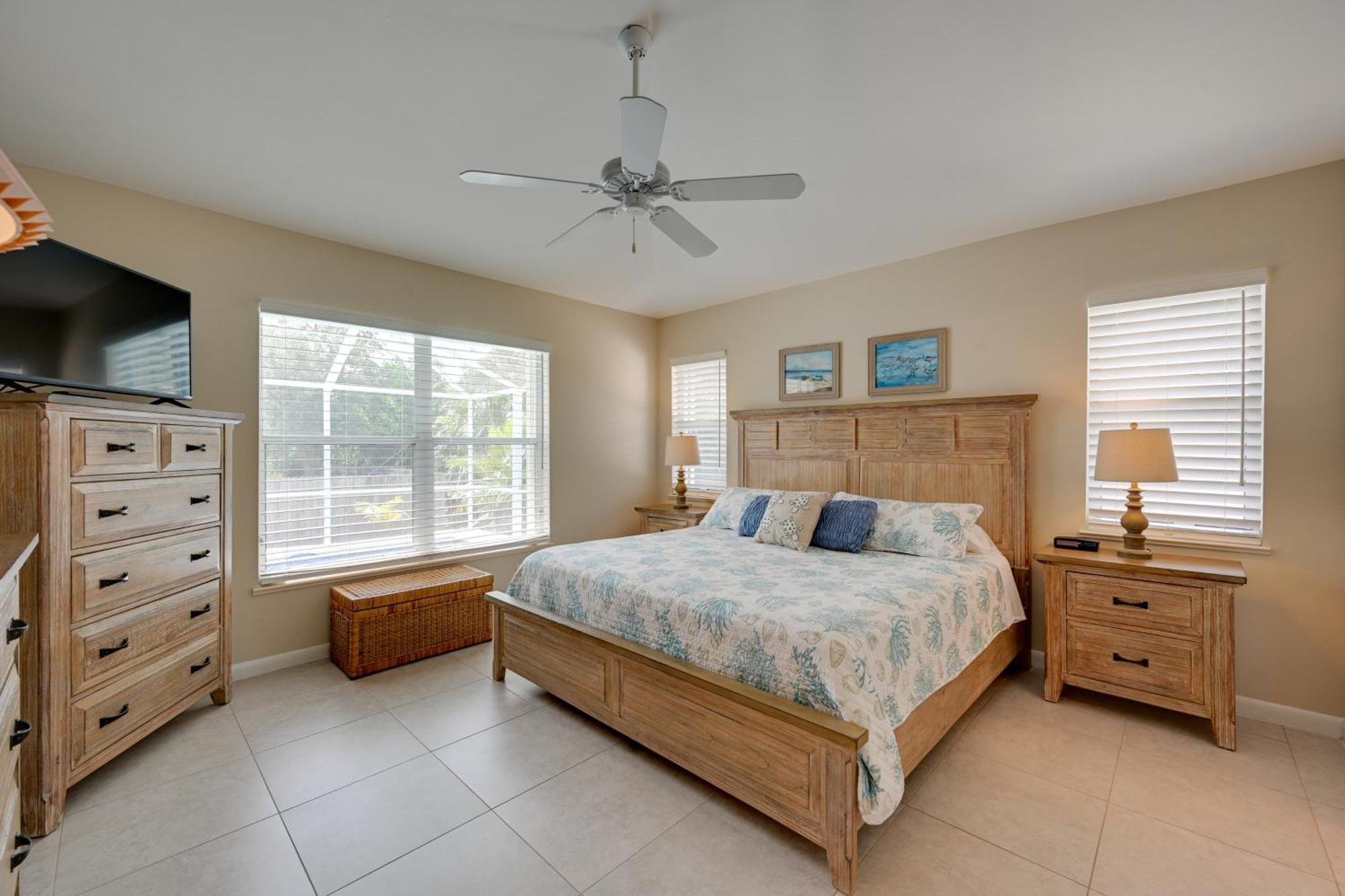 Sunny House Less Than 3 Blocks To Beach! Holiday home