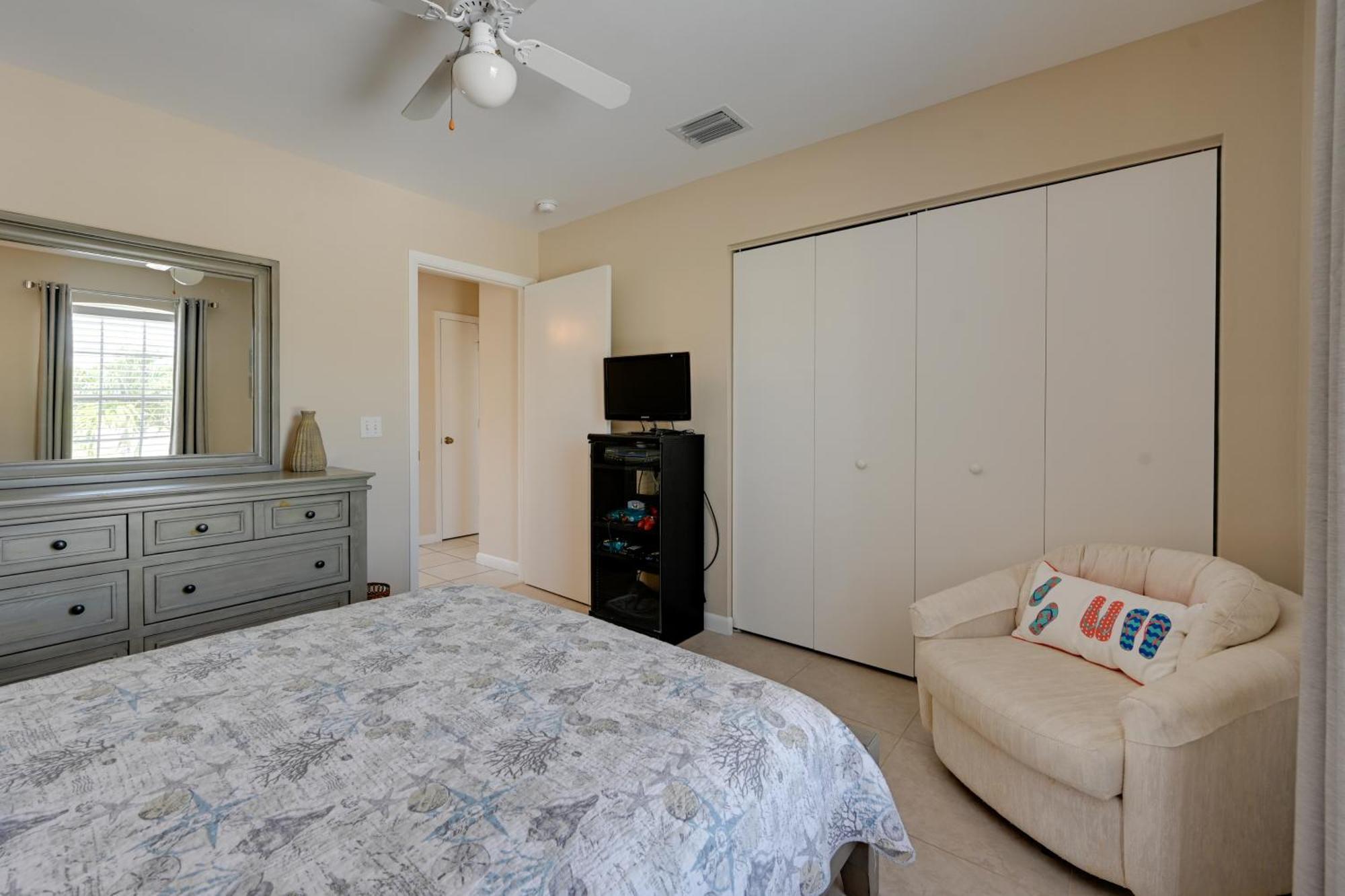 Sunny House Less Than 3 Blocks To Beach! Holiday home *