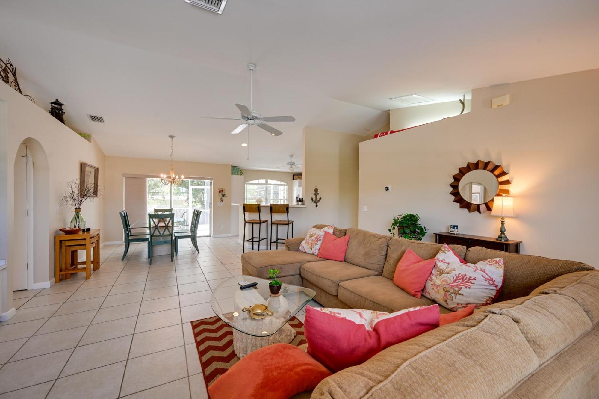 Sunny House Less Than 3 Blocks To Beach! Holiday home