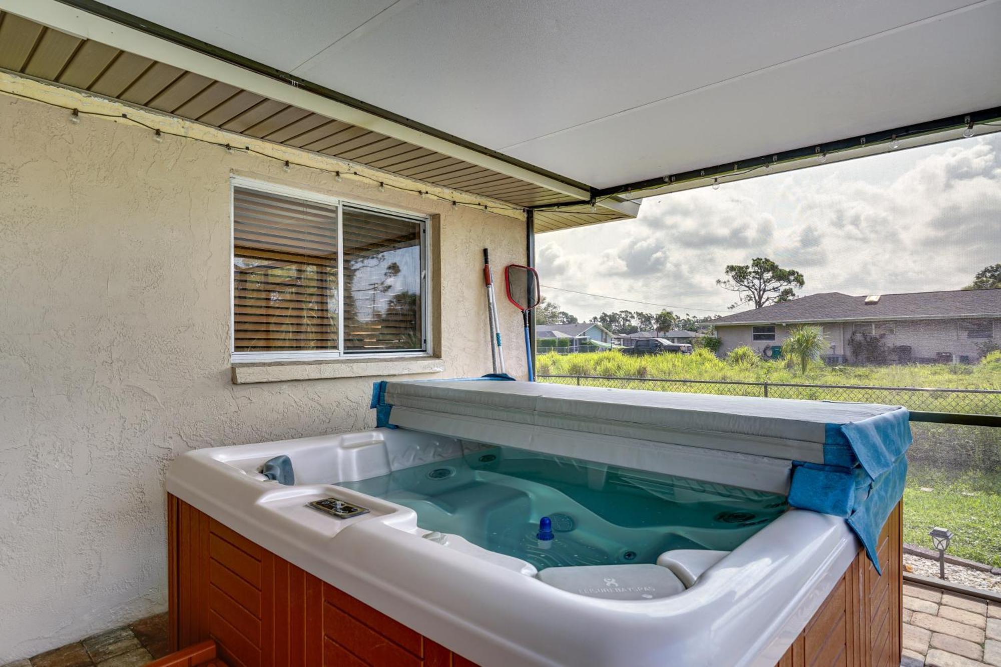 Holiday home Canalfront Retreat With Heated Pool And Hot Tub! Port Charlotte