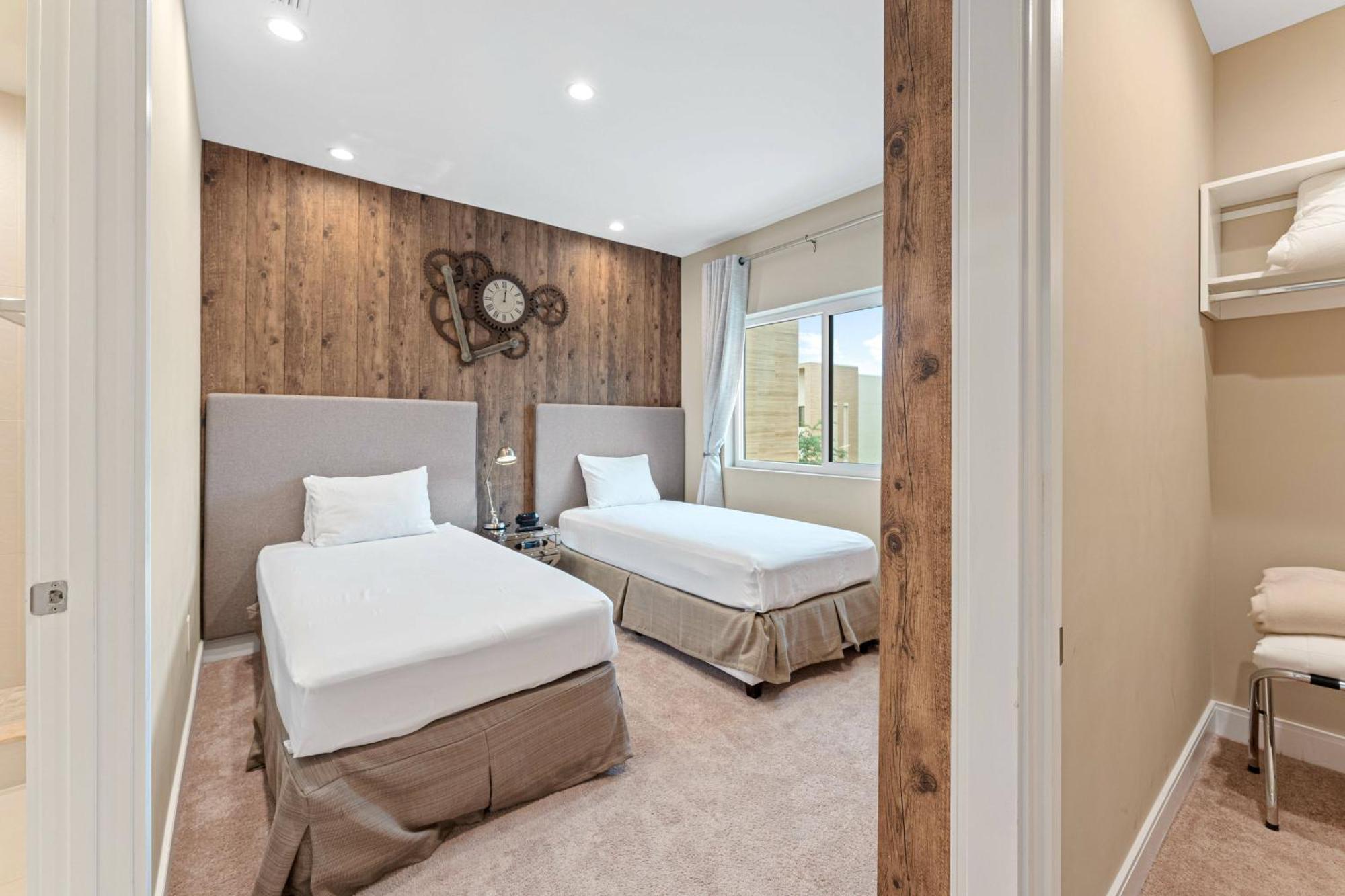 7478 Magic Village 8guests 4suites 8min