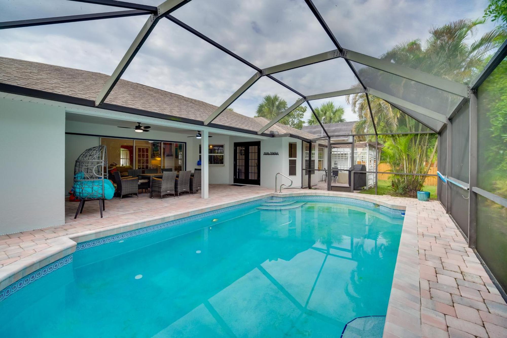Casa Blanco Florida Escape Pool, Fire Pit And Grill Holiday home