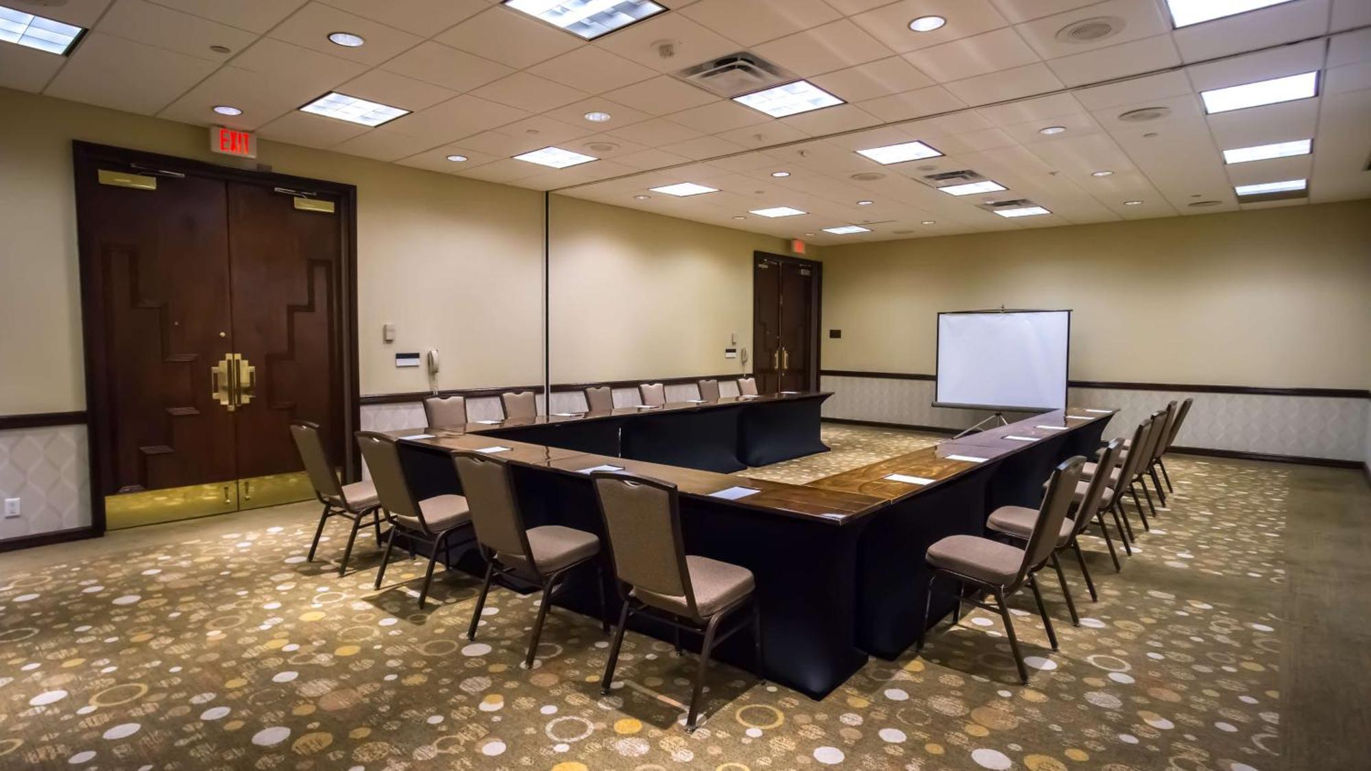 Embassy By Hilton Airport Westshore Hotel