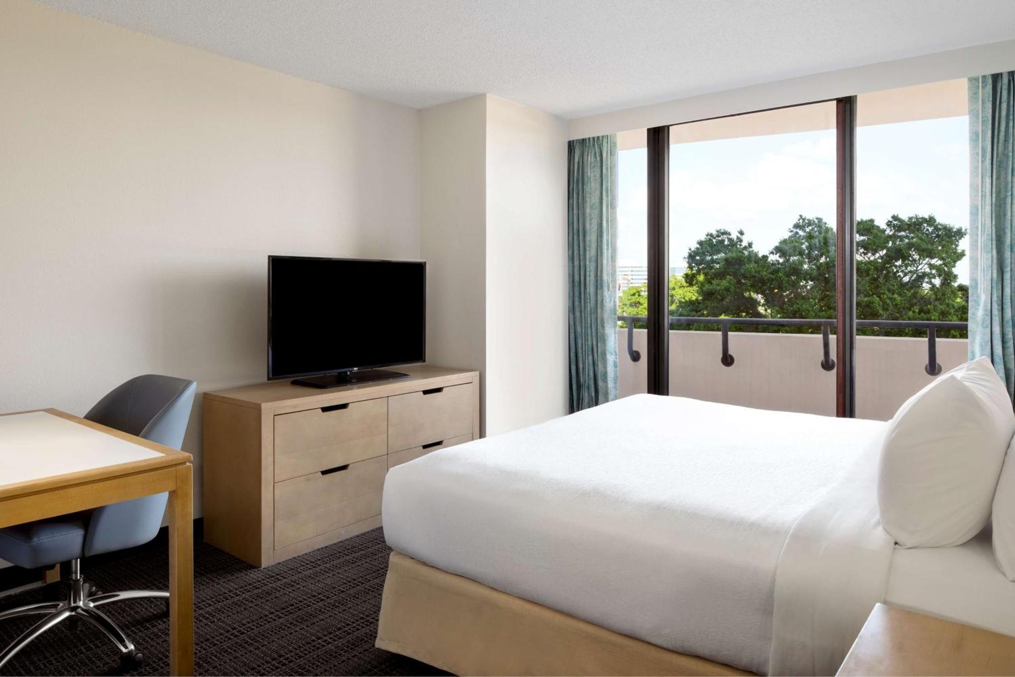 Embassy By Hilton Airport Westshore 3*