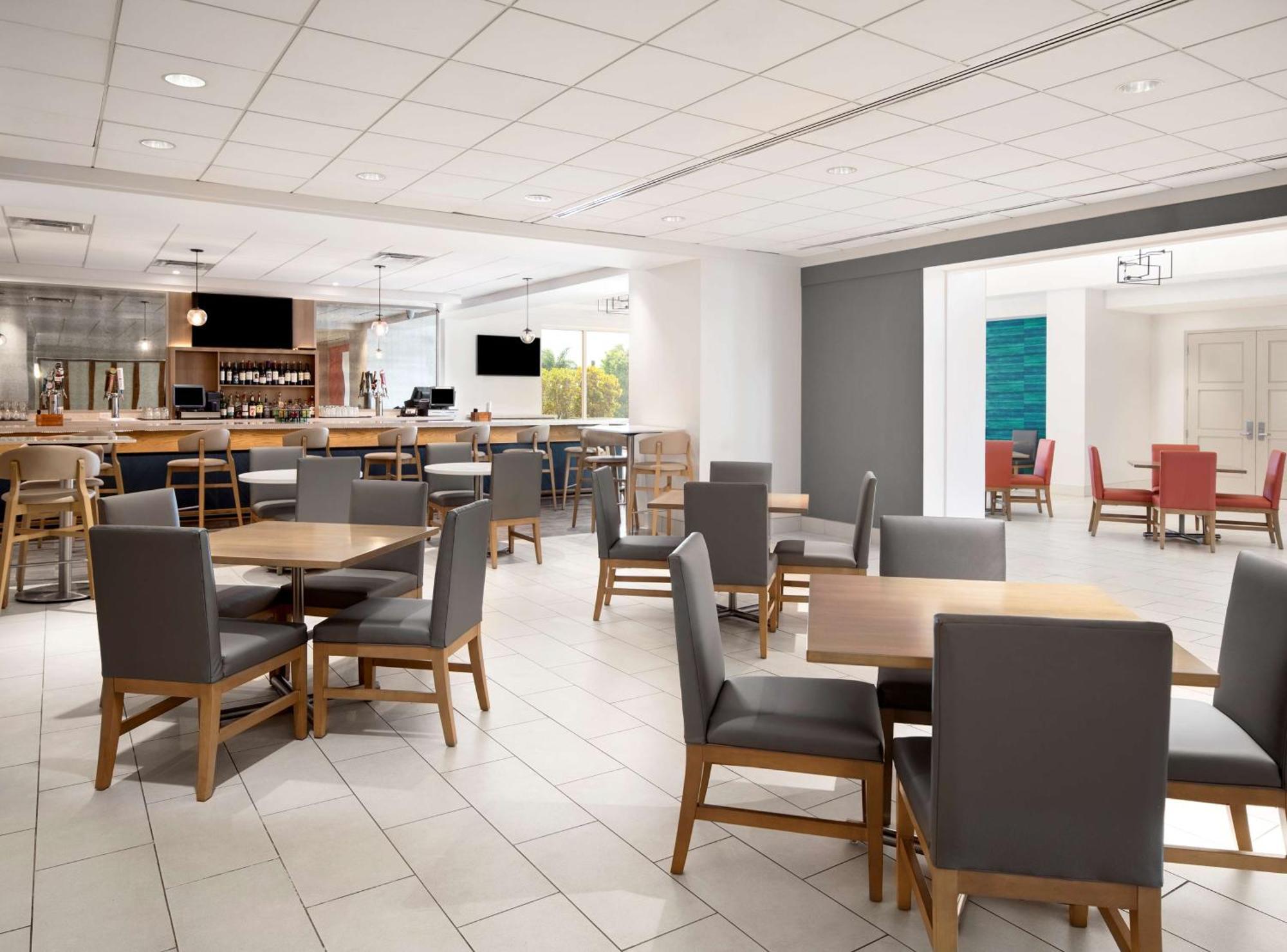 Embassy By Hilton Airport Westshore