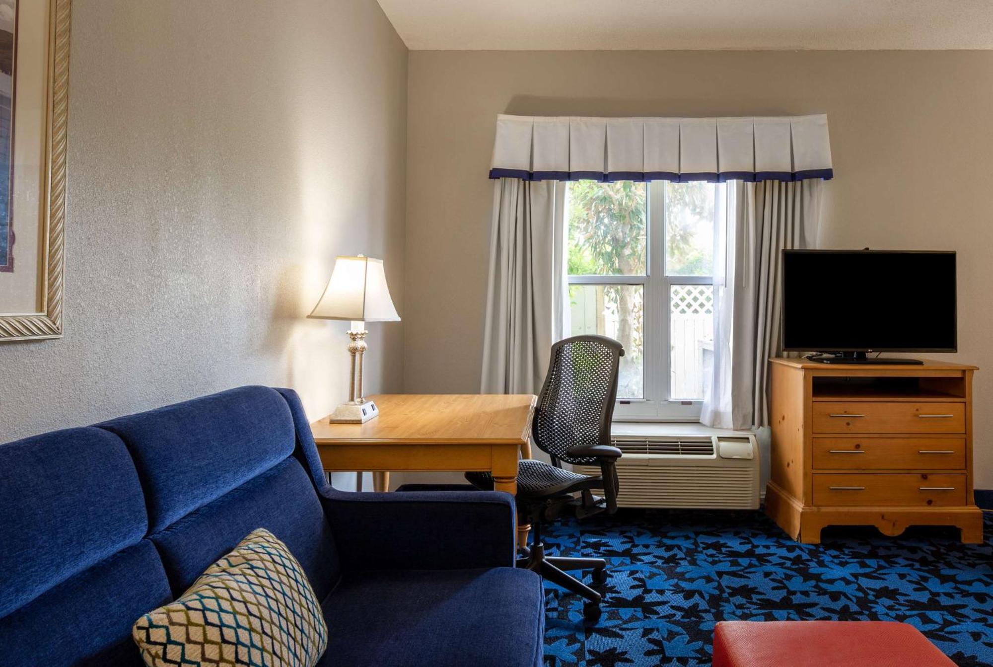 Hotel Hampton & Deerwood Park