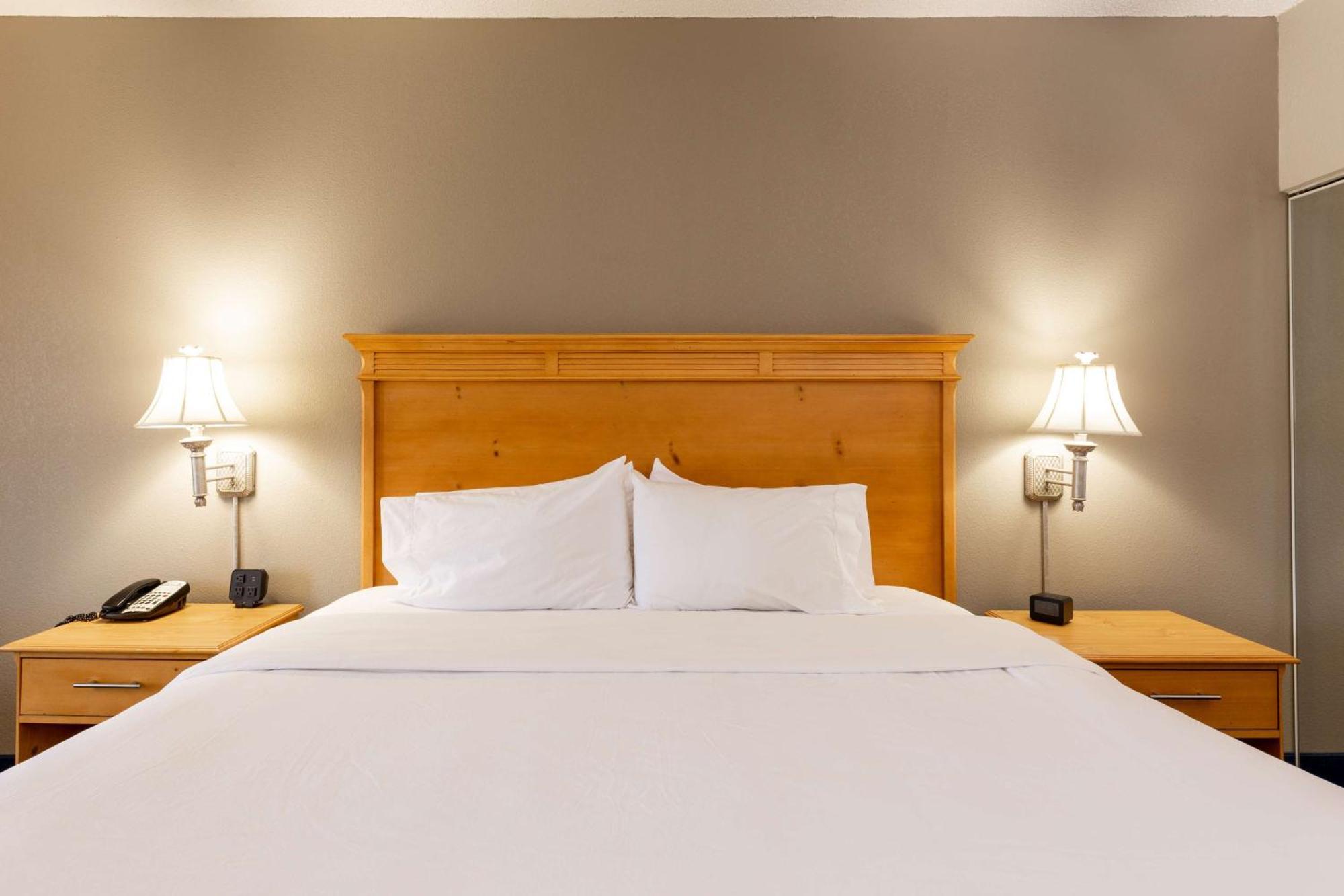 Hotel Hampton & Deerwood Park