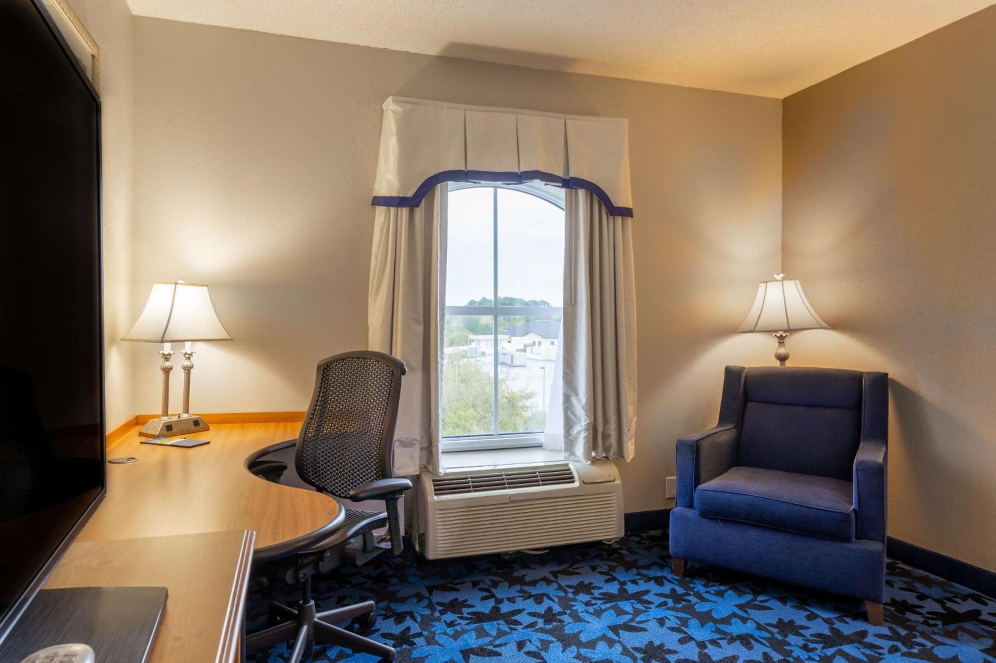 Hotel Hampton & Deerwood Park