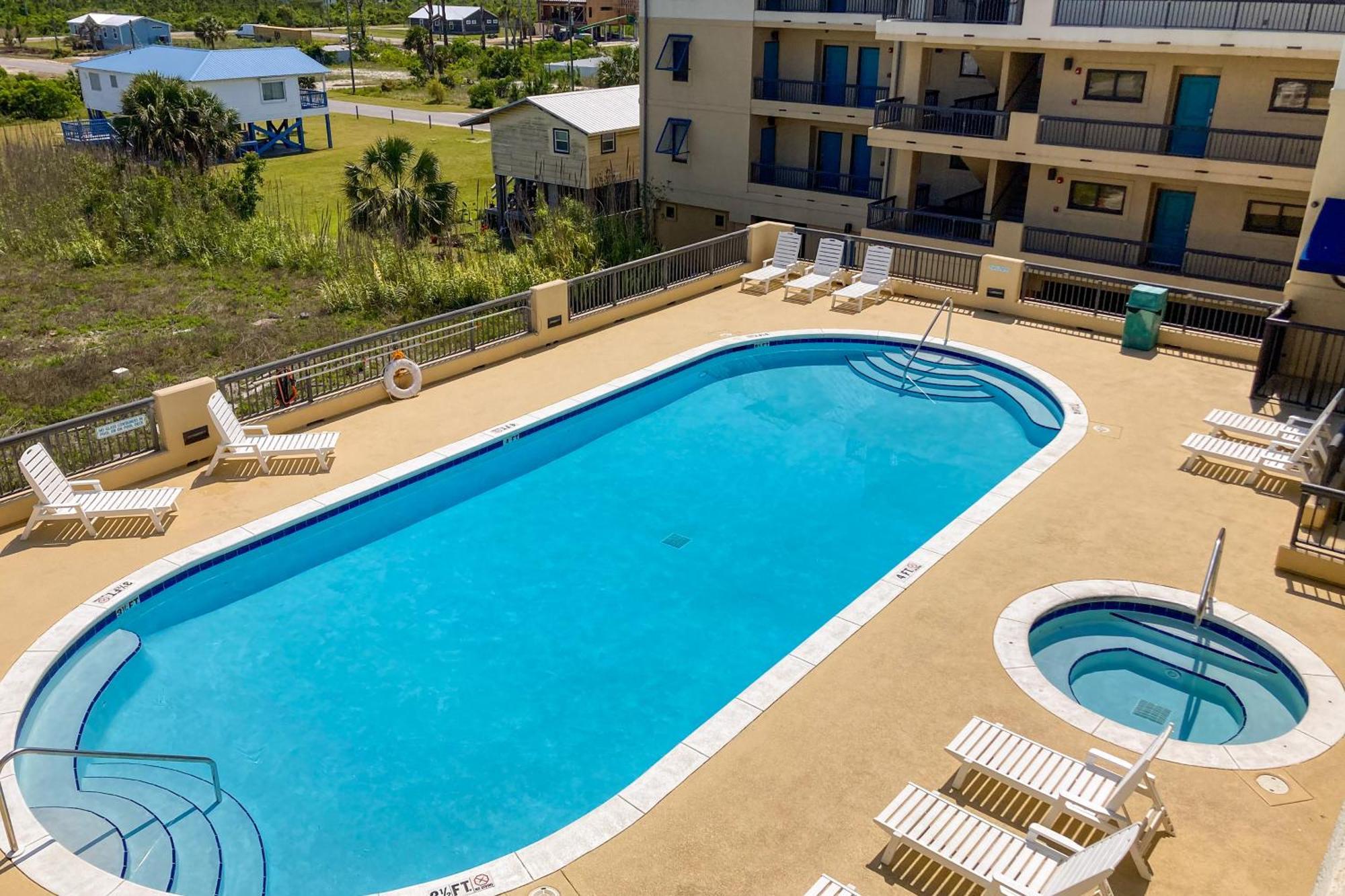 Renovar At The Club Apartment *