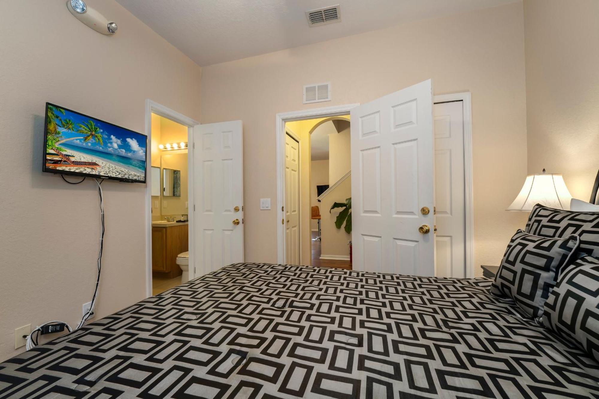 Spacious And Upgraded Regal Palms Townhome 4br,3ba Holiday home