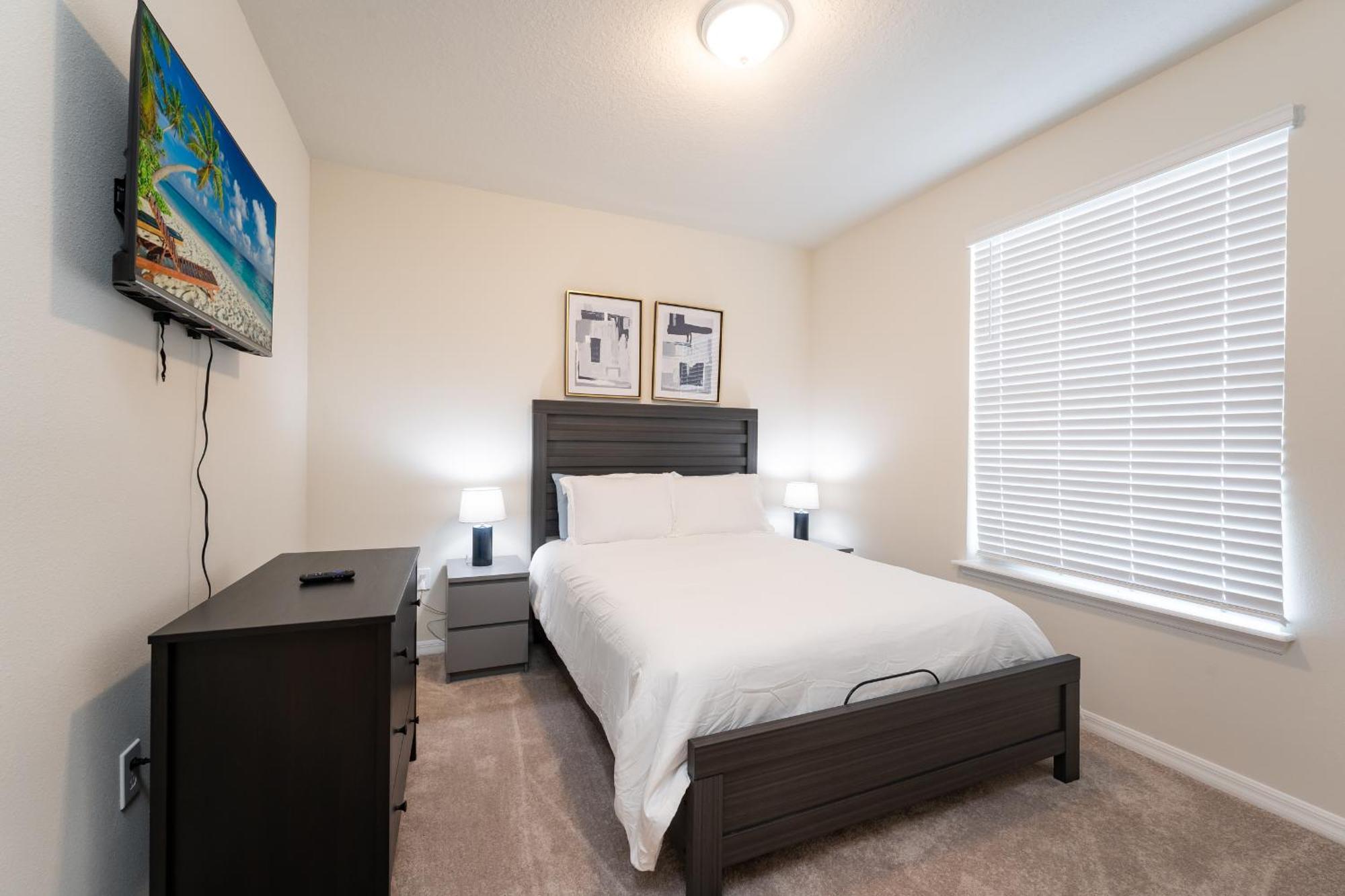 Modern Townhome With Amenities *