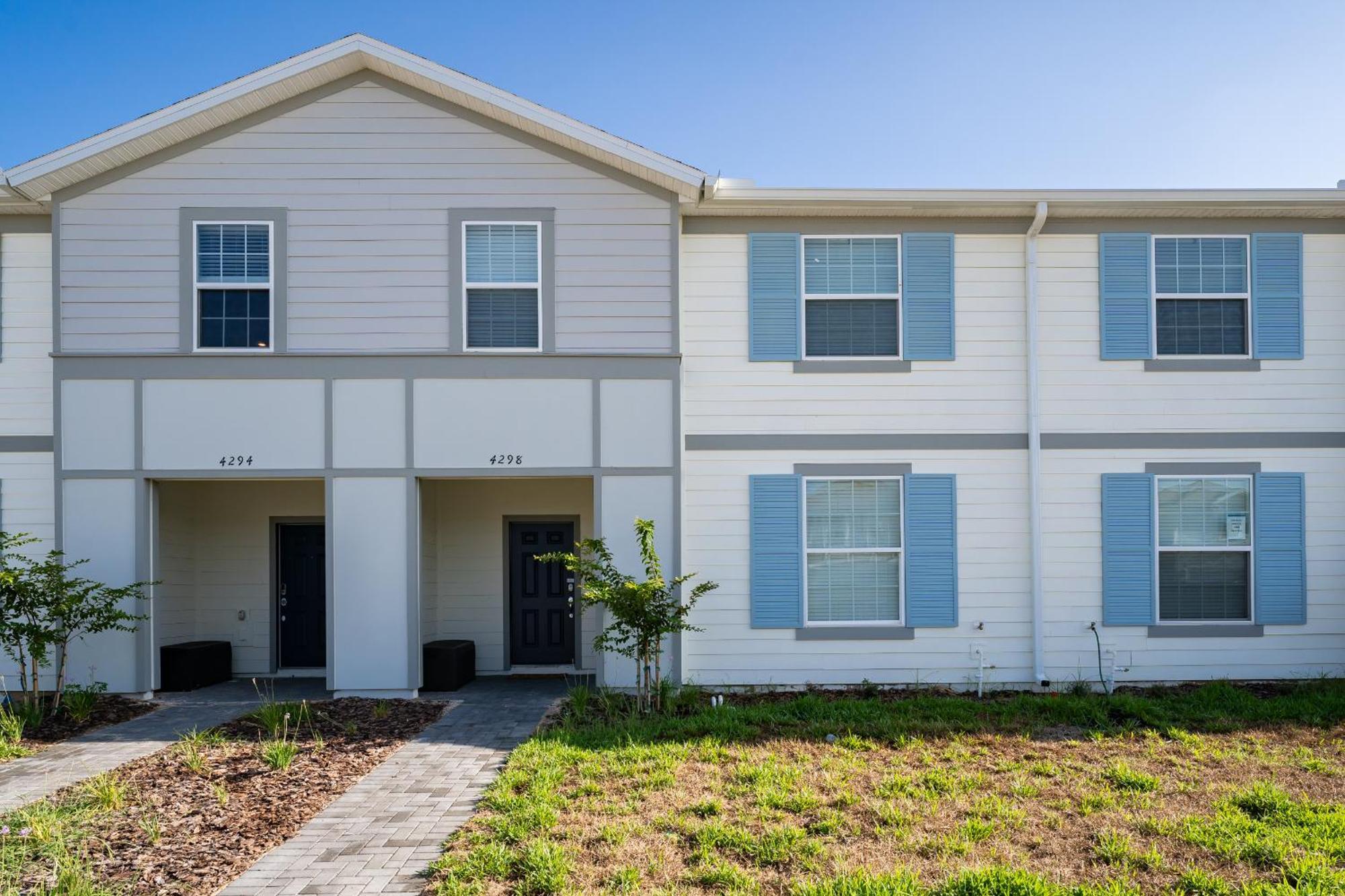 Modern Townhome With Amenities