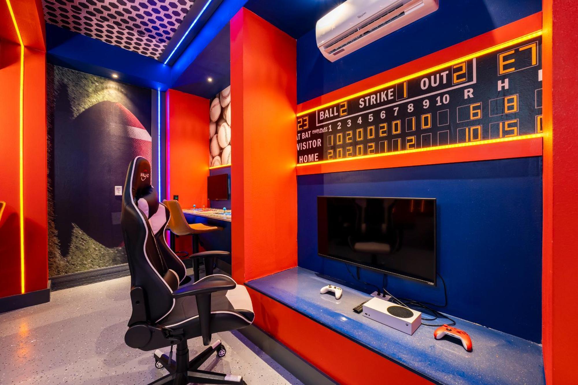 Amenities, Outdoor Kitchen, Themed, Game And Movie Davenport