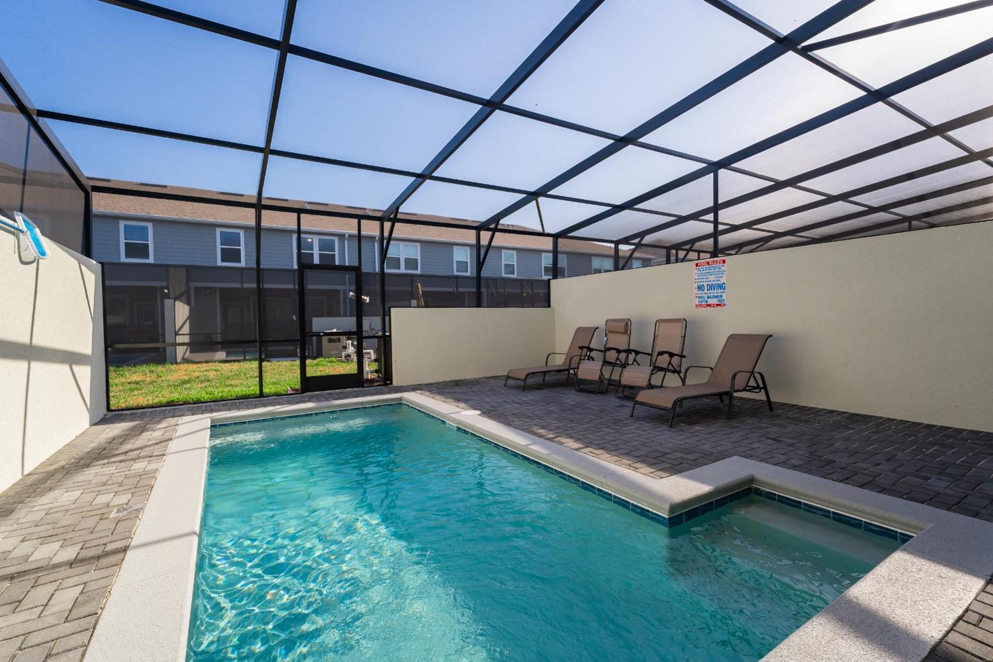 Modern Townhome With Amenities Davenport