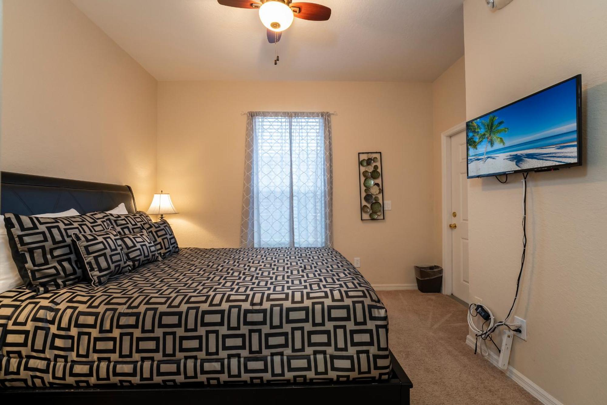 Spacious And Upgraded Regal Palms Townhome 4br,3ba Holiday home *