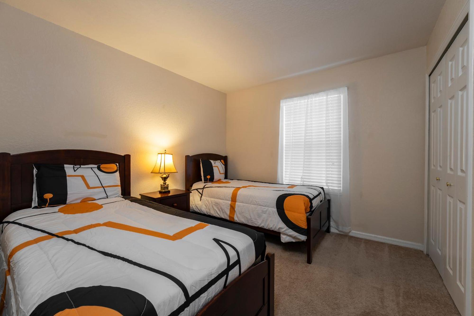Spacious And Upgraded Regal Palms Townhome 4br,3ba Holiday home