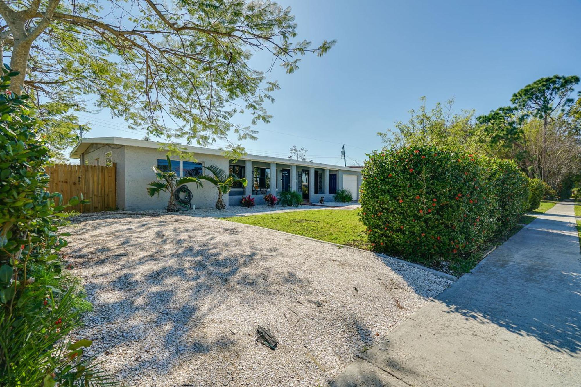 Vacation With Heated Pool! Holiday home Port Charlotte