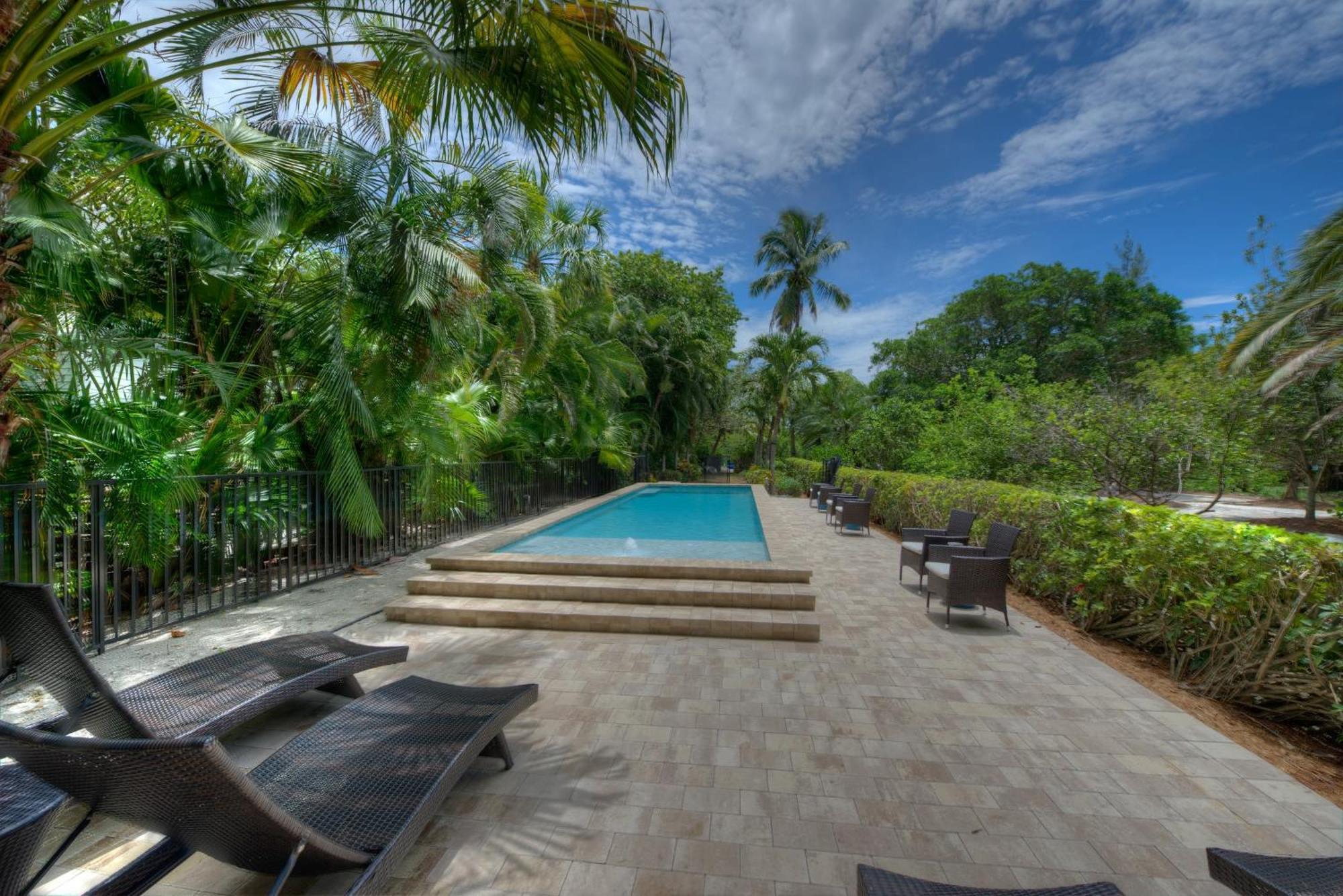 Holiday home Waterfront Pink House With Private Dock & Pool