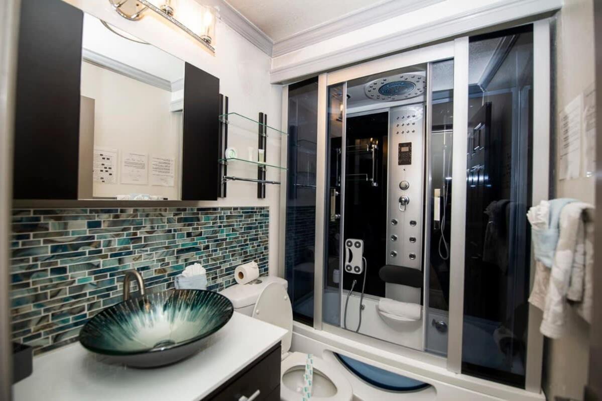 Charming W Private Heated Pool & Hot Tub Holiday home