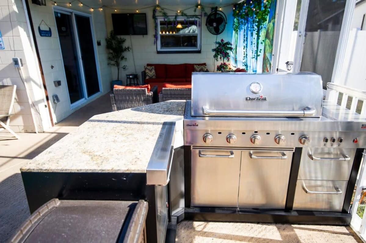 Charming W Private Heated Pool & Hot Tub Holiday home *
