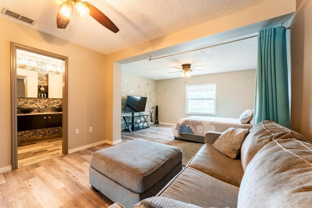 Charming W Private Heated Pool & Hot Tub Holiday home