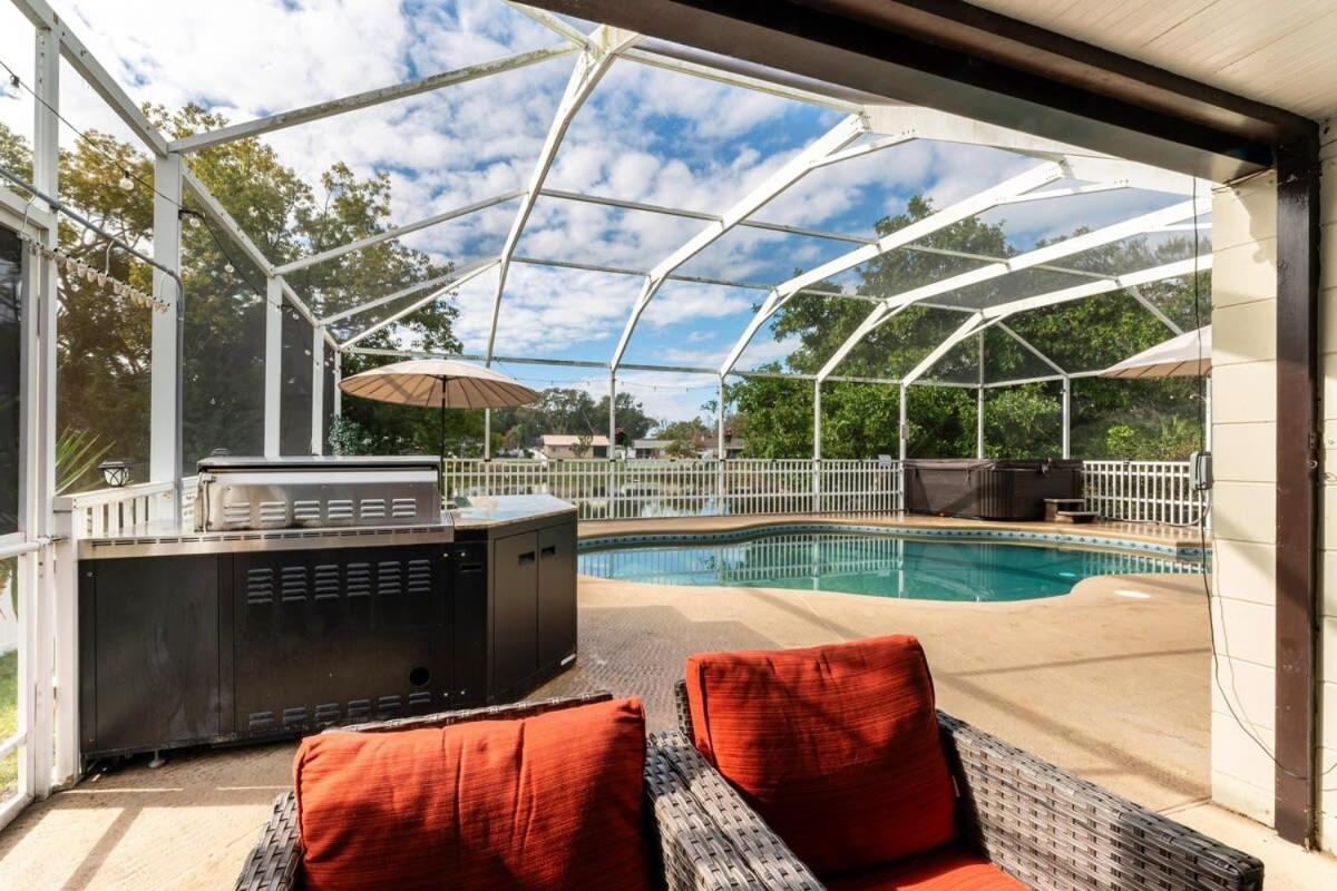Charming W Private Heated Pool & Hot Tub Holiday home *