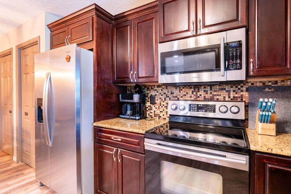 Holiday home Charming W Private Heated Pool & Hot Tub *