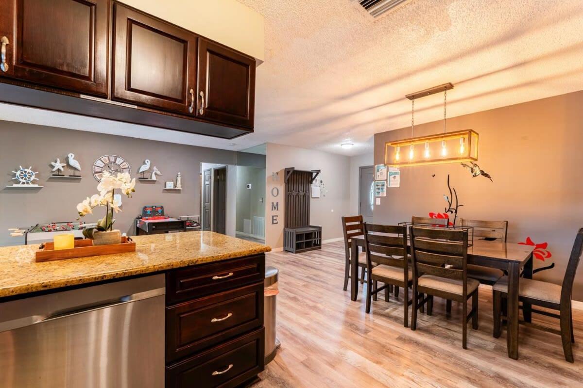 Charming W Private Heated Pool & Hot Tub Holiday home