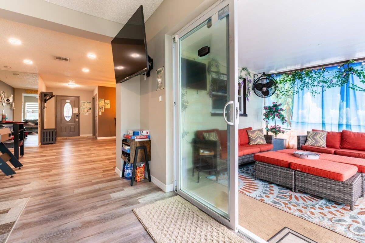 Charming W Private Heated Pool & Hot Tub Holiday home *