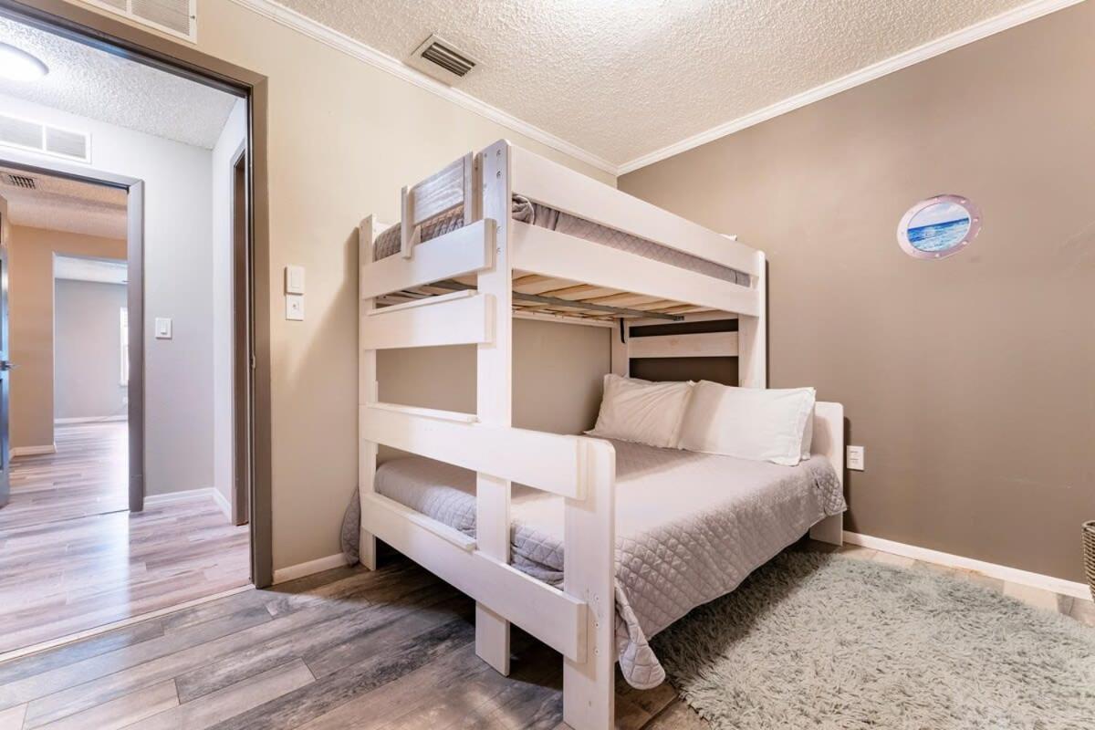 Charming W Private Heated Pool & Hot Tub Holiday home