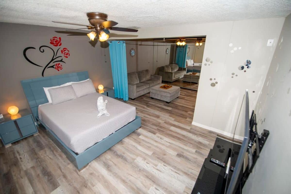 Charming W Private Heated Pool & Hot Tub Holiday home *