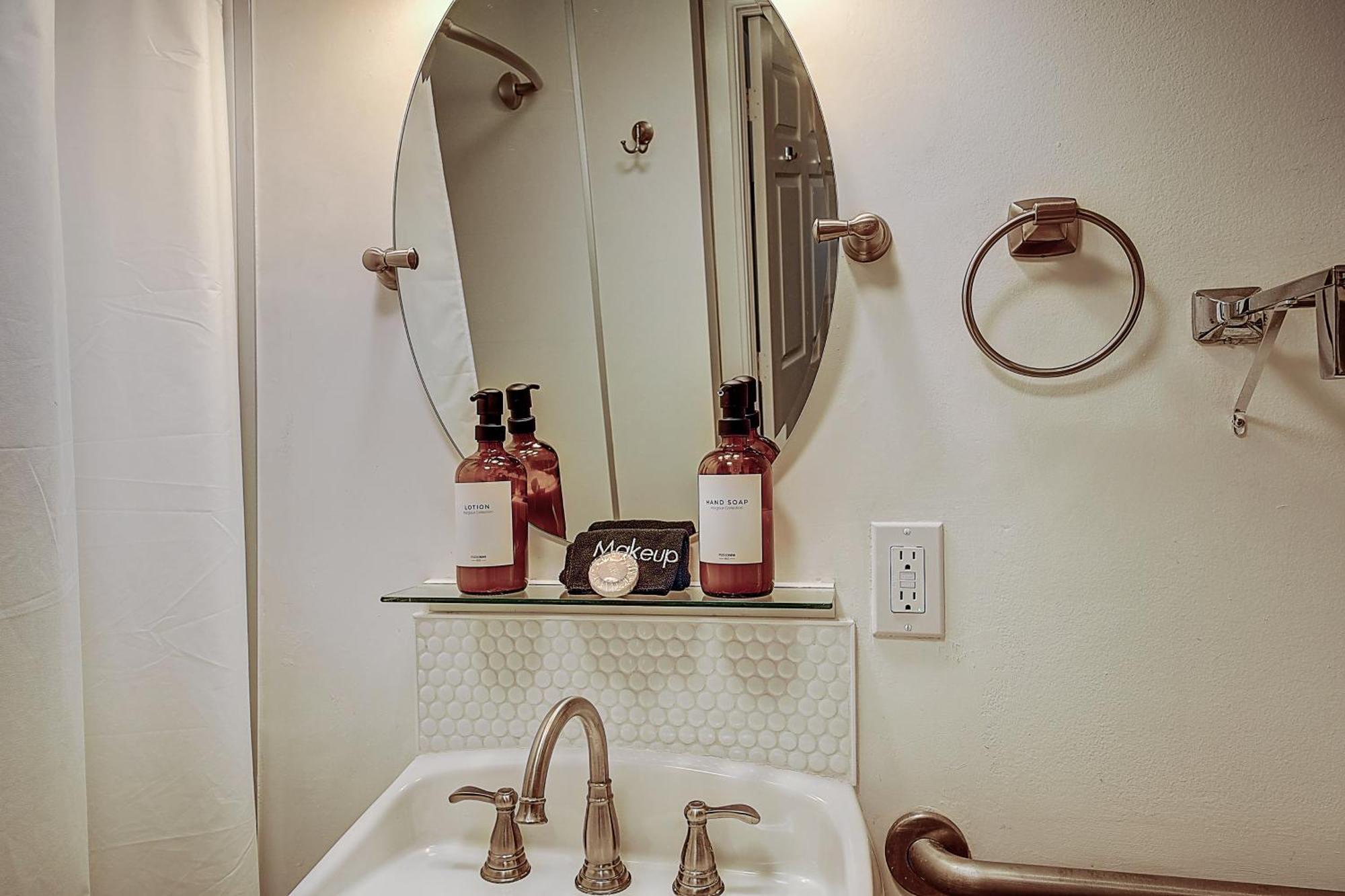 Cute 1 Bedroom Unit Located In In The Heart Of Coconut Grove Free Parking Miami