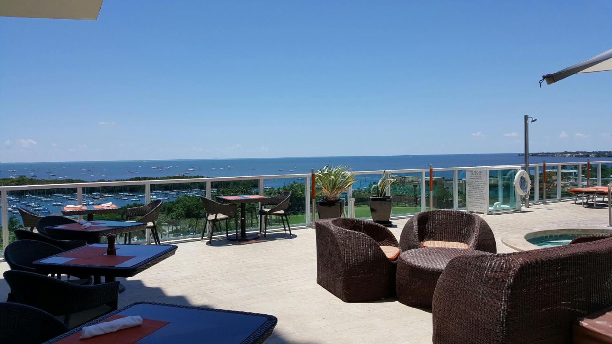 Coconut Grove 21st Floor Private Studio-parking & Wifi Included *
